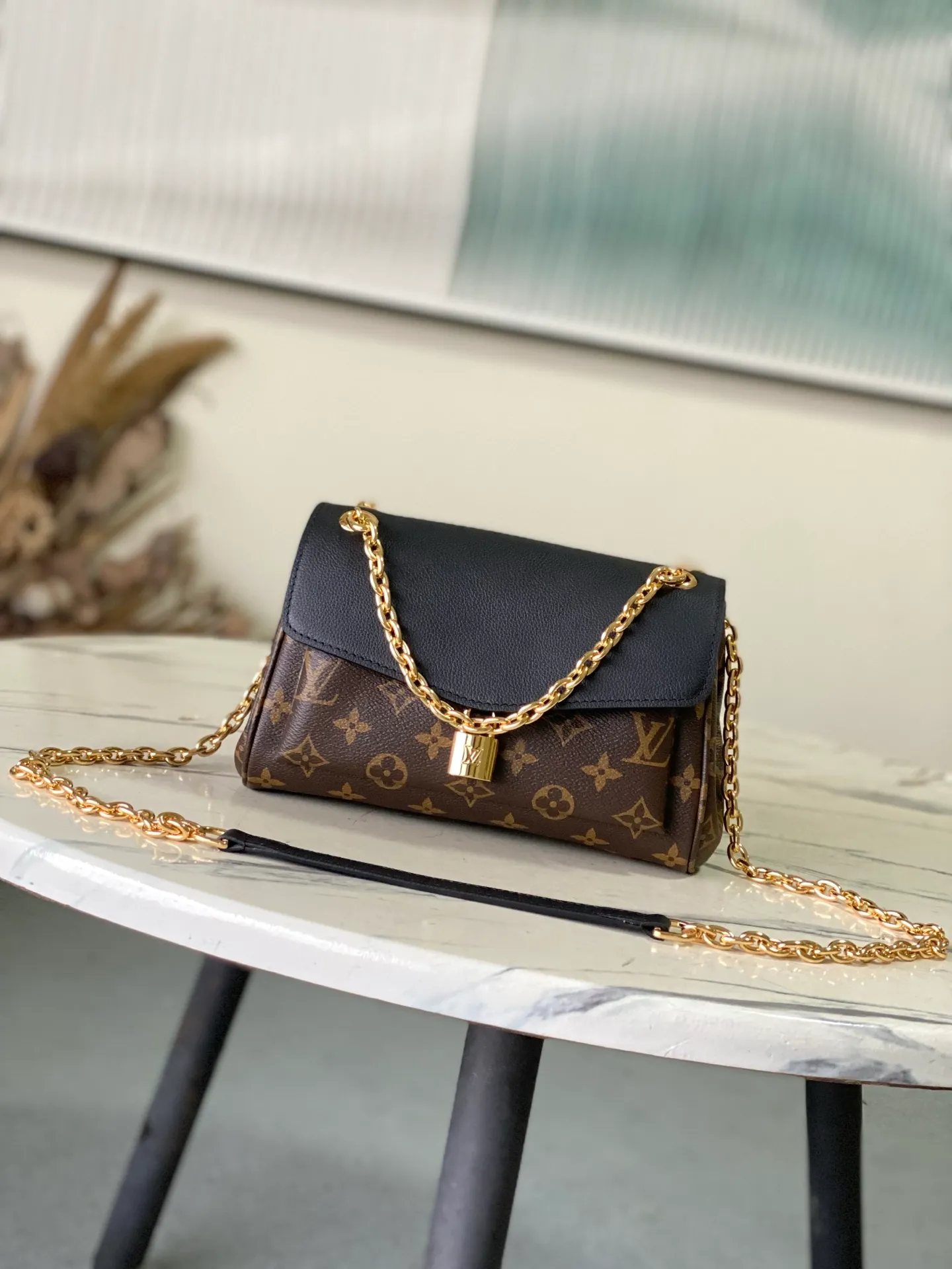 💰820 Top Original Order M26398 Black Small Inspired by the elegant and artistic neighborhoods of Paris, this Saint Germain BB is a sophisticated style suitable for both day and evening looks. This tote in Monogram fabric with leather trim and gold chain pays homage to Louis Vuitton's historic trunks. The sliding chain allows you to wear it by hand, over the shoulder, or over the shoulder. Dimensions: 24 x 17 x 9 cm (length x height x width)