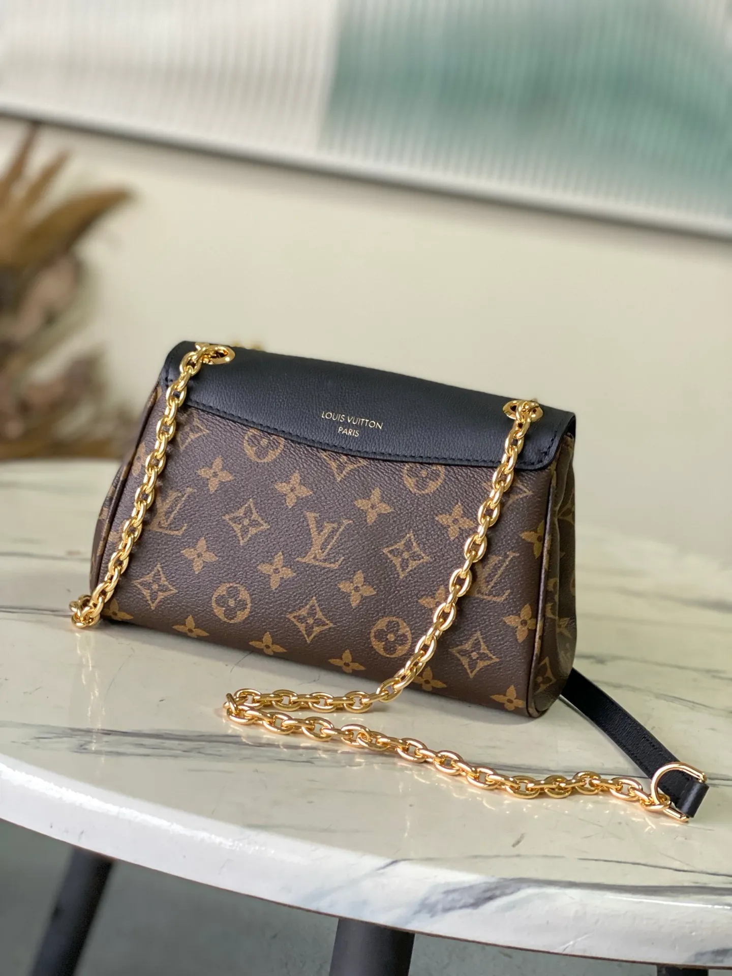 💰820 Top Original Order M26398 Black Small Inspired by the elegant and artistic neighborhoods of Paris, this Saint Germain BB is a sophisticated style suitable for both day and evening looks. This tote in Monogram fabric with leather trim and gold chain pays homage to Louis Vuitton's historic trunks. The sliding chain allows you to wear it by hand, over the shoulder, or over the shoulder. Dimensions: 24 x 17 x 9 cm (length x height x width)