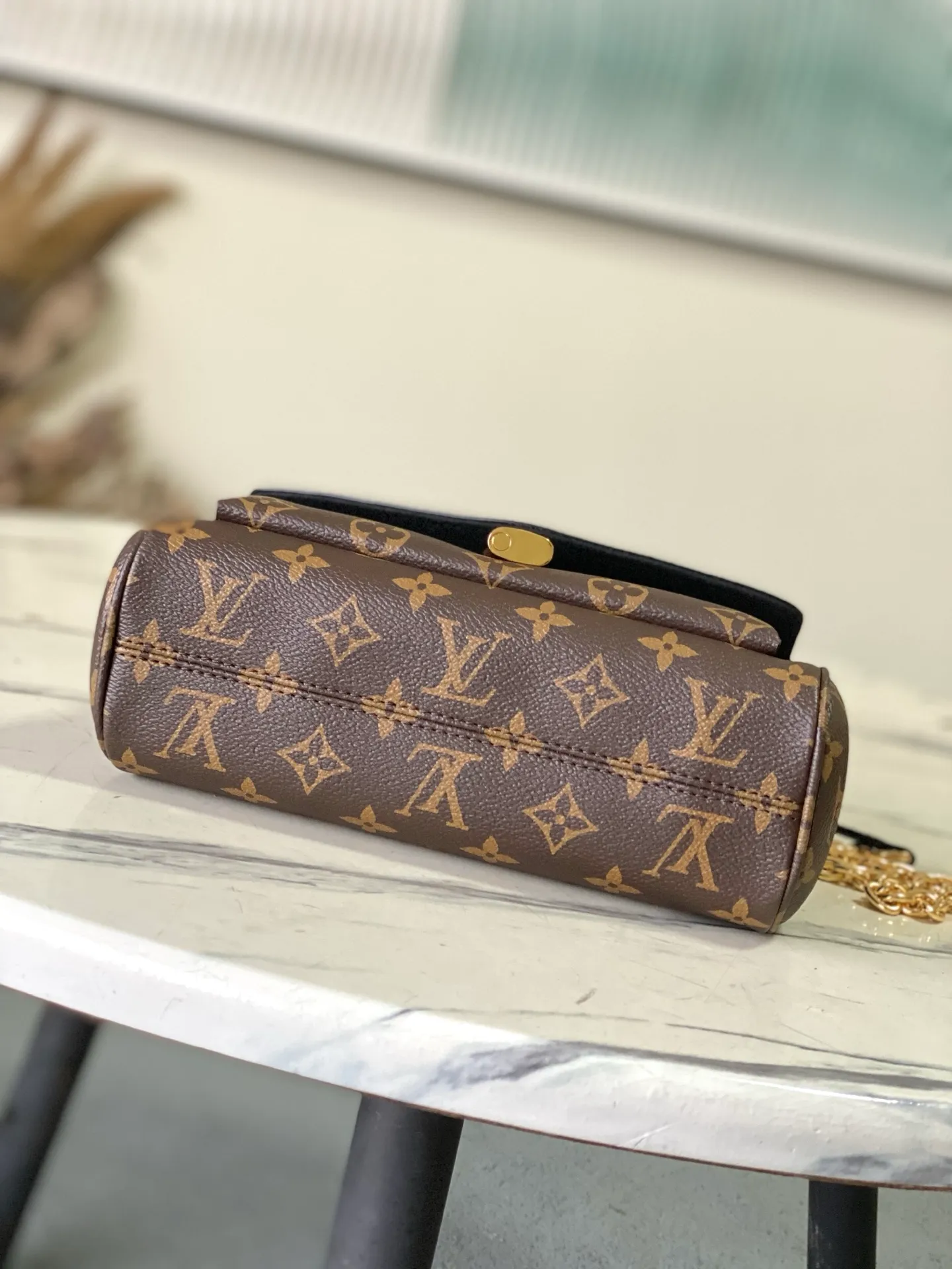 💰820 Top Original Order M26398 Black Small Inspired by the elegant and artistic neighborhoods of Paris, this Saint Germain BB is a sophisticated style suitable for both day and evening looks. This tote in Monogram fabric with leather trim and gold chain pays homage to Louis Vuitton's historic trunks. The sliding chain allows you to wear it by hand, over the shoulder, or over the shoulder. Dimensions: 24 x 17 x 9 cm (length x height x width)
