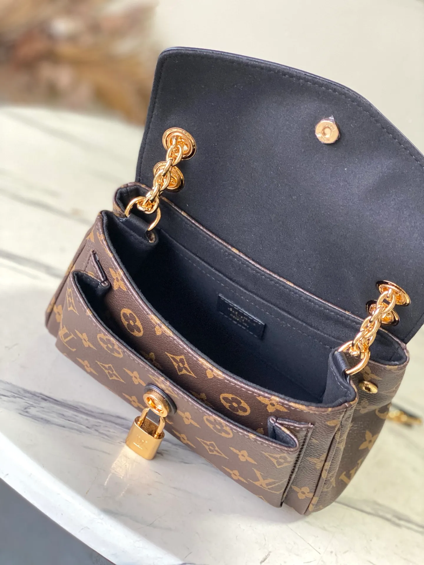 💰820 Top Original Order M26398 Black Small Inspired by the elegant and artistic neighborhoods of Paris, this Saint Germain BB is a sophisticated style suitable for both day and evening looks. This tote in Monogram fabric with leather trim and gold chain pays homage to Louis Vuitton's historic trunks. The sliding chain allows you to wear it by hand, over the shoulder, or over the shoulder. Dimensions: 24 x 17 x 9 cm (length x height x width)