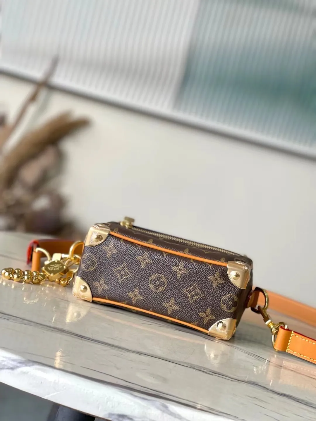 💰1180 (Steel Hardware) Top Original Order M14729 This Mini Soft Trunk handbag is trimmed with Monogram coated canvas and cow leather, and paired with a Yingze bead chain. The new detachable padlock is exquisitely engraved with the LouisVuitton Marque Deposee logo, and the metallic beaded zipper pull is the finishing touch. Dimensions: 18.5 × 13 × 8 cm