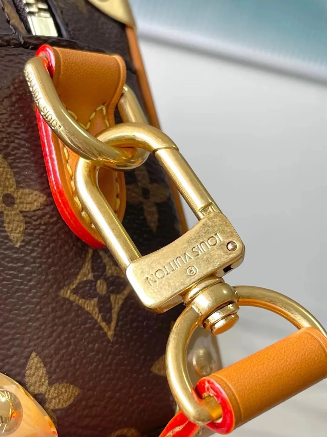 💰1180 (Steel Hardware) Top Original Order M14729 This Mini Soft Trunk handbag is trimmed with Monogram coated canvas and cow leather, and paired with a Yingze bead chain. The new detachable padlock is exquisitely engraved with the LouisVuitton Marque Deposee logo, and the metallic beaded zipper pull is the finishing touch. Dimensions: 18.5 × 13 × 8 cm