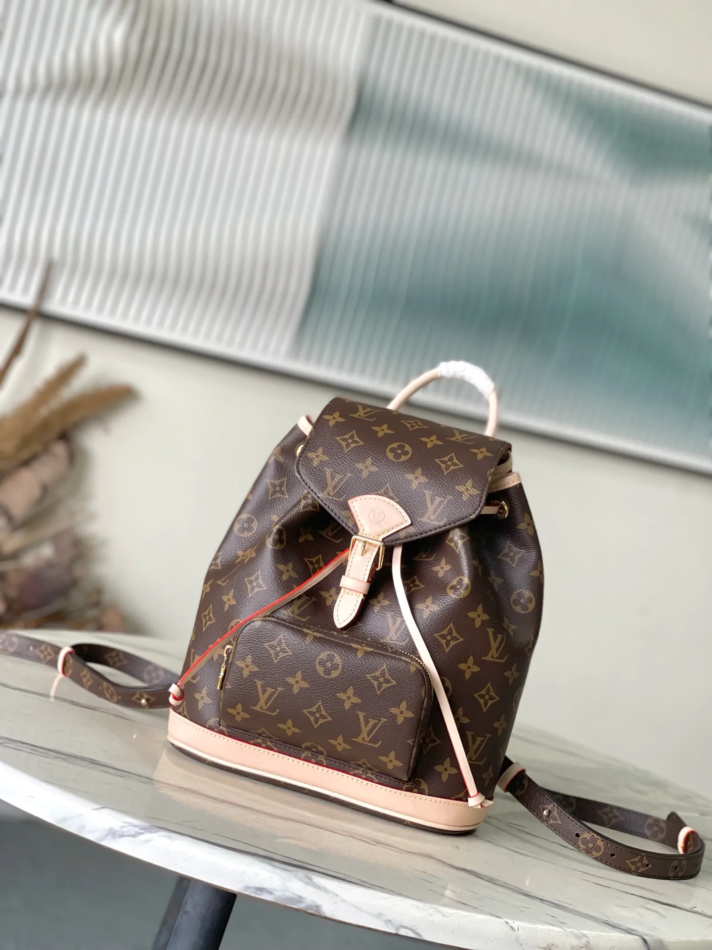 💰1020 Top original order M11198 The Montsouris handbag launched by Nicolas Ghesquiere in 1994. It is decorated with Monogram coated canvas and cow leather to resemble the Montsouris small backpack. The leather handle and adjustable Monogram canvas shoulder strap allow for a variety of carrying options, while the drawstring and magnetic buckle design ensure secure storage. Dimensions: 28 × 30 × 18 cm