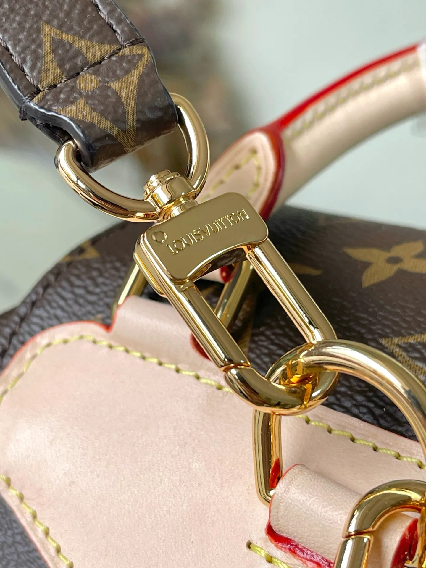 💰1020 Top original order M11198 The Montsouris handbag launched by Nicolas Ghesquiere in 1994. It is decorated with Monogram coated canvas and cow leather to resemble the Montsouris small backpack. The leather handle and adjustable Monogram canvas shoulder strap allow for a variety of carrying options, while the drawstring and magnetic buckle design ensure secure storage. Dimensions: 28 × 30 × 18 cm