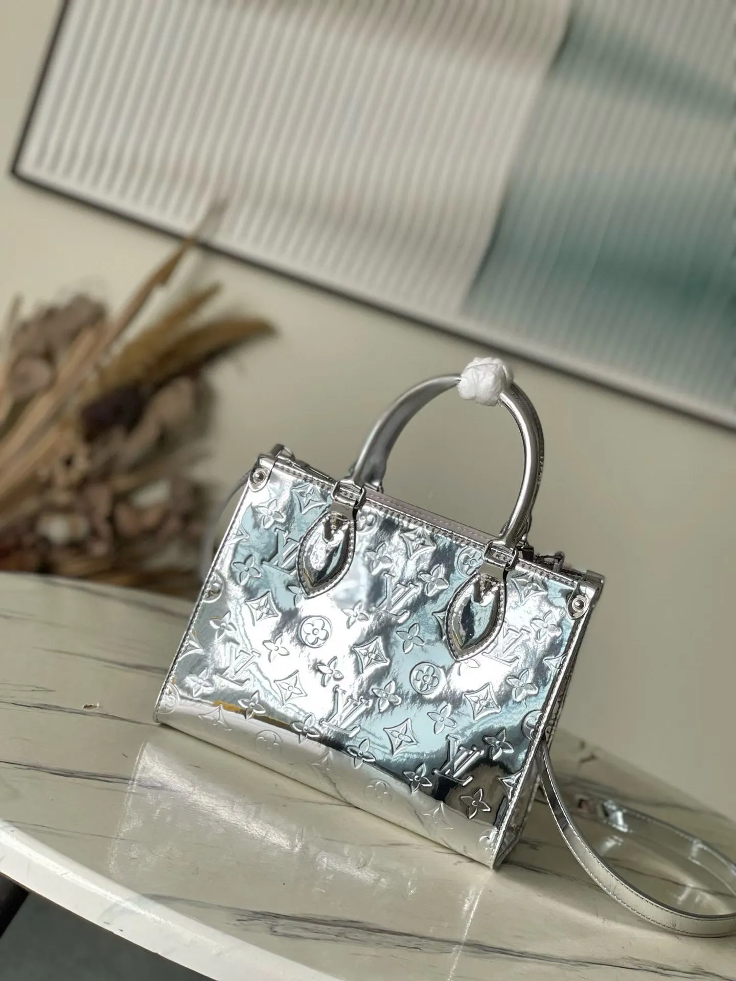 💰1120 (top layer leather) top original order M26373 This small OnTheGo handbag joins the LVSki series in the Monogram Miroir version. Laminated canvas ensures durability. Sllver shades and matching metal hardware create a gleaming look. Built-in pockets can store daily necessities such as small books. Dimensions: 25 × 19 × 11.5 cm