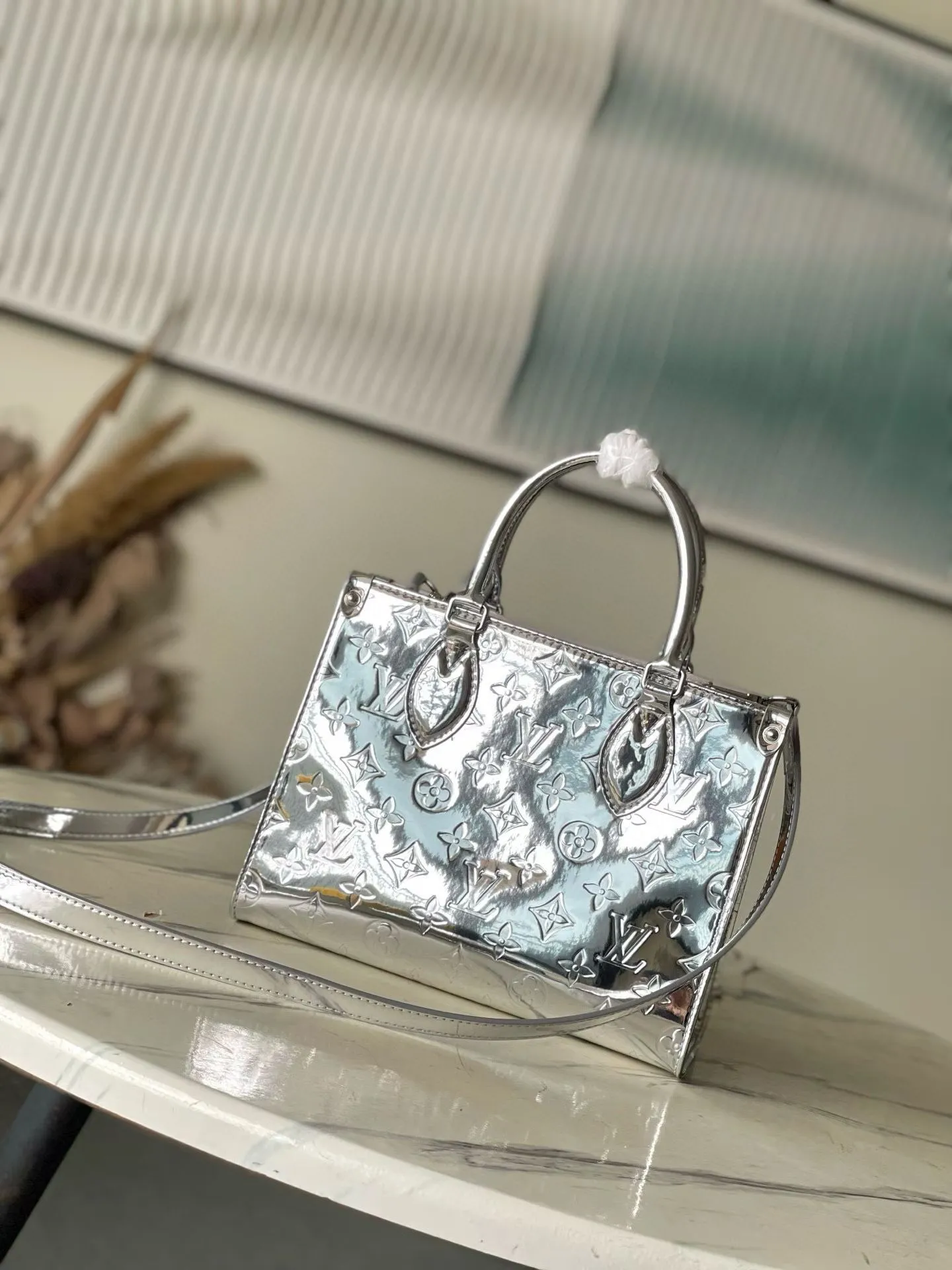 💰1120 (top layer leather) top original order M26373 This small OnTheGo handbag joins the LVSki series in the Monogram Miroir version. Laminated canvas ensures durability. Sllver shades and matching metal hardware create a gleaming look. Built-in pockets can store daily necessities such as small books. Dimensions: 25 × 19 × 11.5 cm