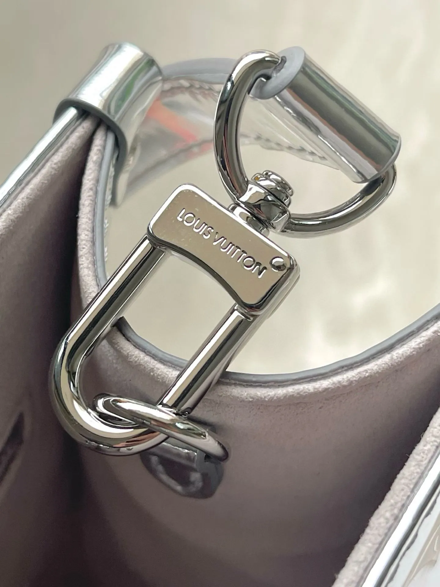💰1120 (top layer leather) top original order M26373 This small OnTheGo handbag joins the LVSki series in the Monogram Miroir version. Laminated canvas ensures durability. Sllver shades and matching metal hardware create a gleaming look. Built-in pockets can store daily necessities such as small books. Dimensions: 25 × 19 × 11.5 cm