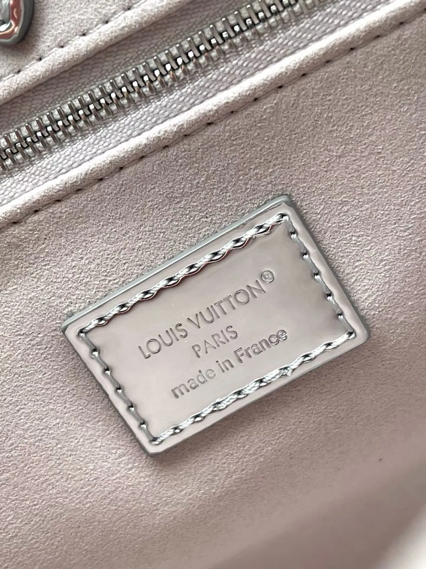 💰1120 (top layer leather) top original order M26373 This small OnTheGo handbag joins the LVSki series in the Monogram Miroir version. Laminated canvas ensures durability. Sllver shades and matching metal hardware create a gleaming look. Built-in pockets can store daily necessities such as small books. Dimensions: 25 × 19 × 11.5 cm