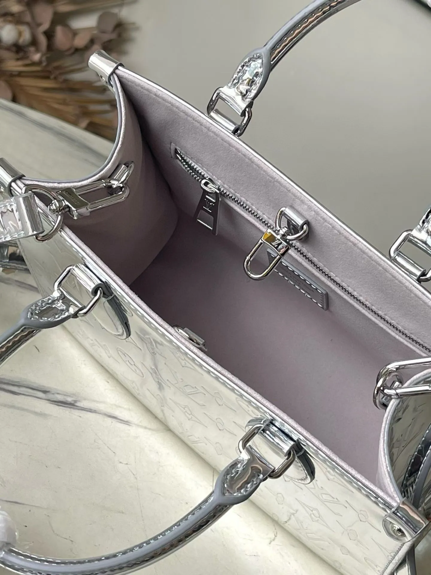 💰1120 (top layer leather) top original order M26373 This small OnTheGo handbag joins the LVSki series in the Monogram Miroir version. Laminated canvas ensures durability. Sllver shades and matching metal hardware create a gleaming look. Built-in pockets can store daily necessities such as small books. Dimensions: 25 × 19 × 11.5 cm