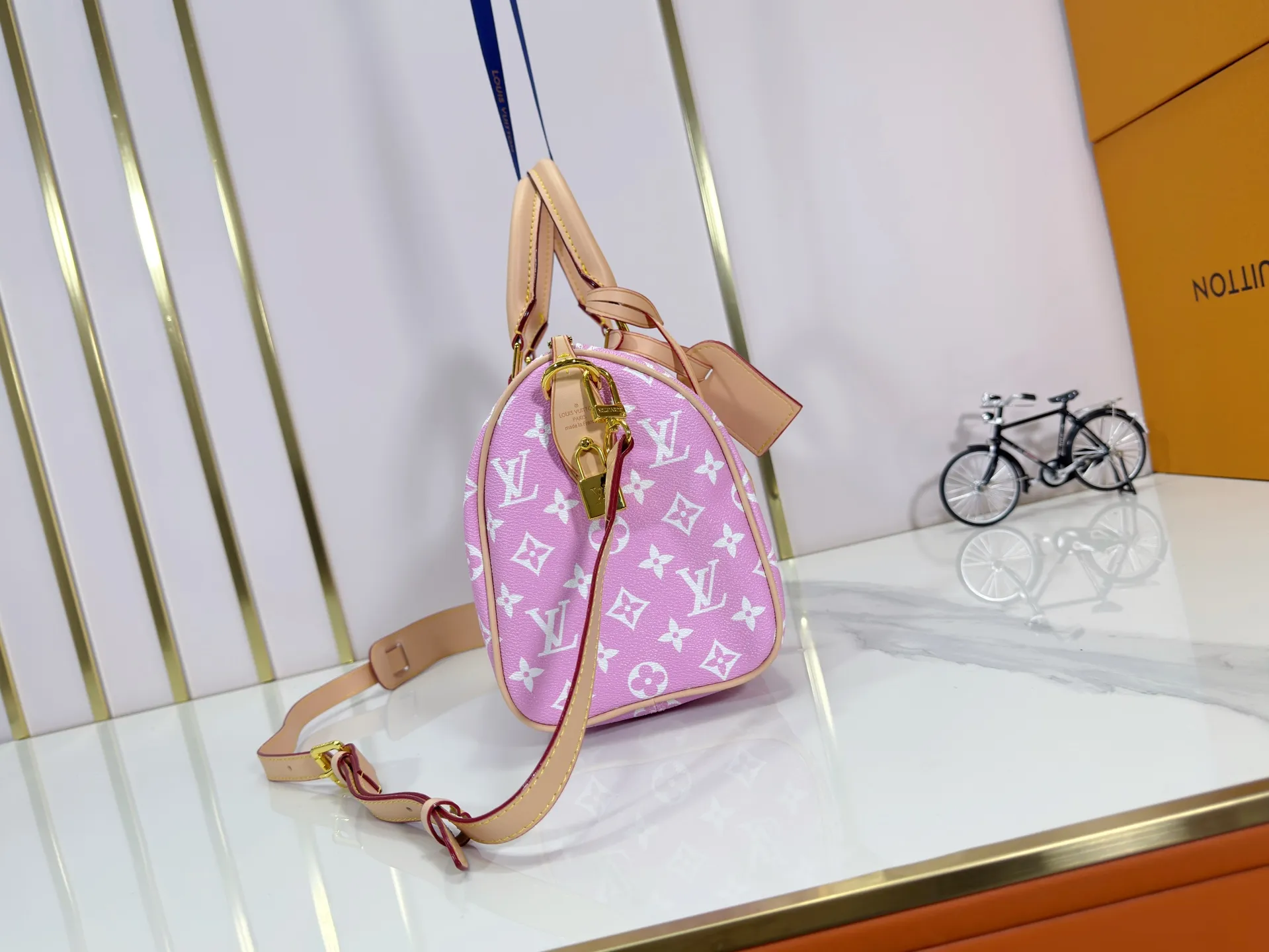 P280 Upgraded original M24426 M24425 M24424 M24423 M24443 M This Speedy Bandoulière 25 Monogram Leather handbag is made of soft cow leather and uses Monogram pattern to reproduce the elegant look and feel of canvas printing. Dazzling metal hardware, sheepskin lining and nameplate all reflect Creative Director Pharrell Williams' relentless attention to detail. Dimensions: 25.0 x 15.0 x 15.0 cm (length x height x width)