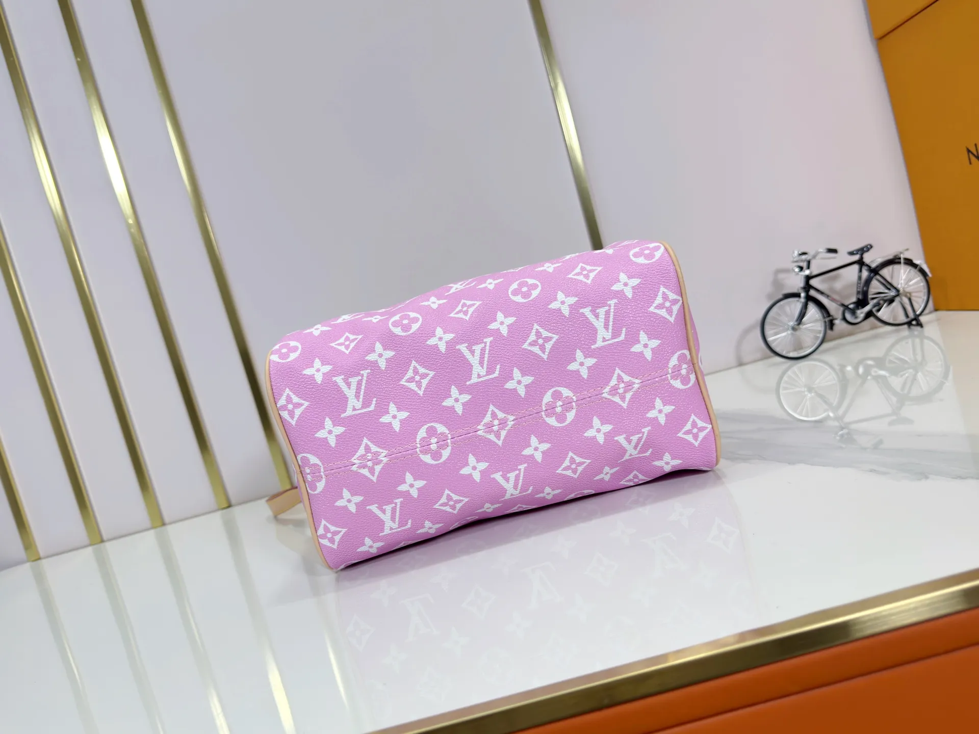 P280 Upgraded original M24426 M24425 M24424 M24423 M24443 M This Speedy Bandoulière 25 Monogram Leather handbag is made of soft cow leather and uses Monogram pattern to reproduce the elegant look and feel of canvas printing. Dazzling metal hardware, sheepskin lining and nameplate all reflect Creative Director Pharrell Williams' relentless attention to detail. Dimensions: 25.0 x 15.0 x 15.0 cm (length x height x width)