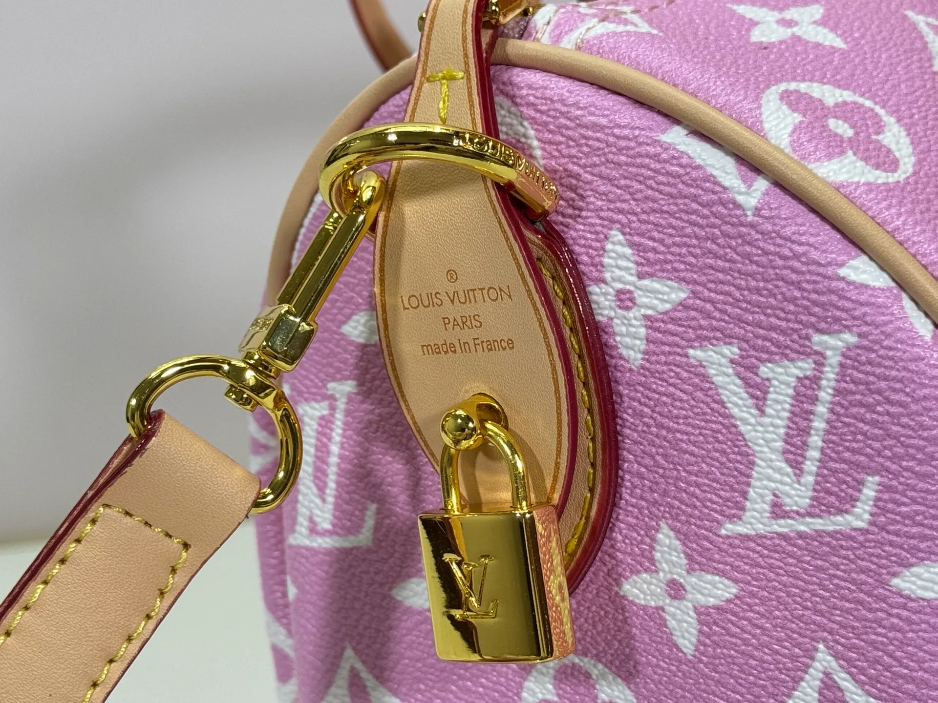 P280 Upgraded original M24426 M24425 M24424 M24423 M24443 M This Speedy Bandoulière 25 Monogram Leather handbag is made of soft cow leather and uses Monogram pattern to reproduce the elegant look and feel of canvas printing. Dazzling metal hardware, sheepskin lining and nameplate all reflect Creative Director Pharrell Williams' relentless attention to detail. Dimensions: 25.0 x 15.0 x 15.0 cm (length x height x width)
