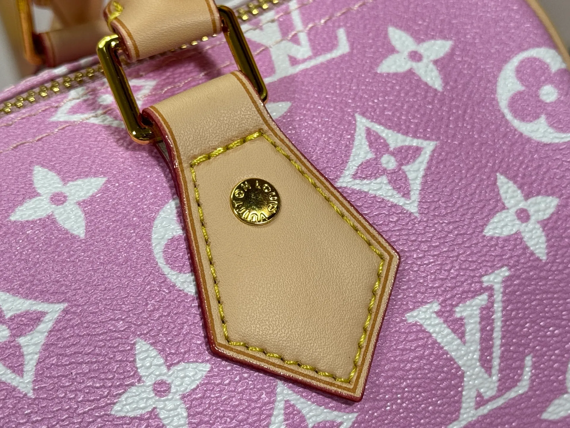 P280 Upgraded original M24426 M24425 M24424 M24423 M24443 M This Speedy Bandoulière 25 Monogram Leather handbag is made of soft cow leather and uses Monogram pattern to reproduce the elegant look and feel of canvas printing. Dazzling metal hardware, sheepskin lining and nameplate all reflect Creative Director Pharrell Williams' relentless attention to detail. Dimensions: 25.0 x 15.0 x 15.0 cm (length x height x width)