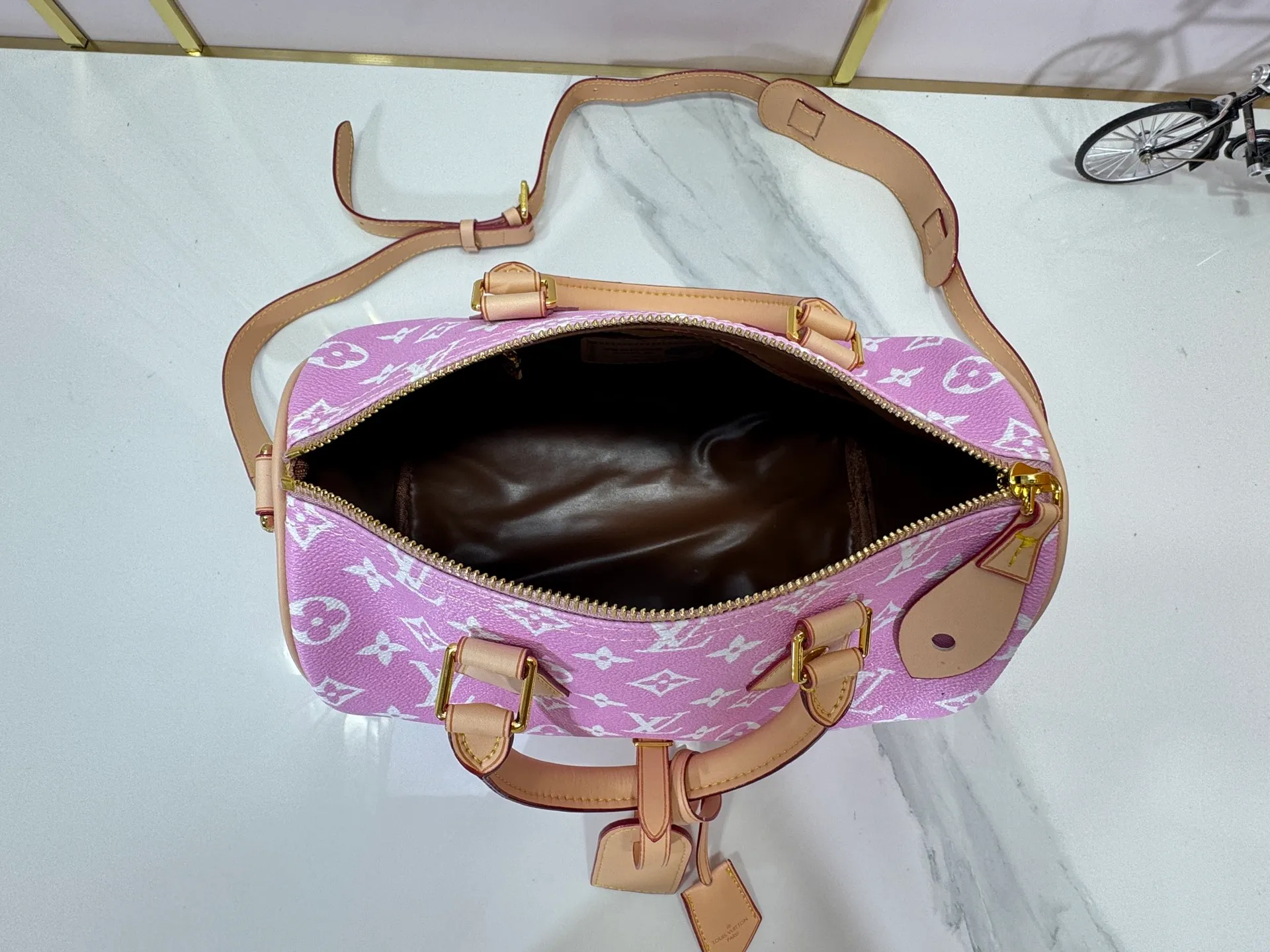 P280 Upgraded original M24426 M24425 M24424 M24423 M24443 M This Speedy Bandoulière 25 Monogram Leather handbag is made of soft cow leather and uses Monogram pattern to reproduce the elegant look and feel of canvas printing. Dazzling metal hardware, sheepskin lining and nameplate all reflect Creative Director Pharrell Williams' relentless attention to detail. Dimensions: 25.0 x 15.0 x 15.0 cm (length x height x width)