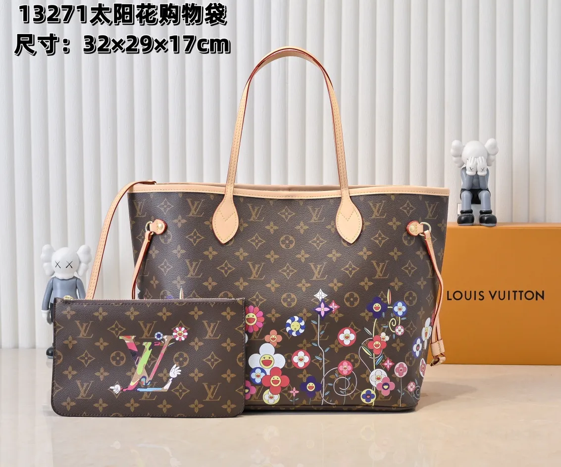 💰260✨【NEVERFULL Medium Handbag】M13271 40995 Presbyopia/Sunflower (Takashi Murakami) Louis Vuitton’s new interpretation of the Xph classic handbag, explore the exquisite details inside the bag. Redesigned interior pockets feature fresh fabric linings and vintage details inspired by the Louis Vuitton archives, most notably the detachable zippered clutch, which can be used on its own as a sophisticated clutch or as an additional pocket. Bright lining tones add a more lively feel to Monogram's classic canvas.  Dimensions: 32 x 29 x 17 cm