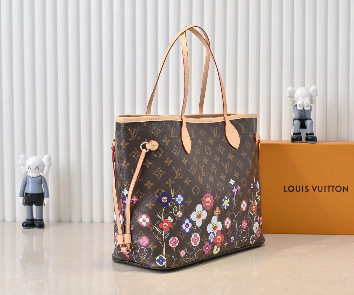 💰260✨【NEVERFULL Medium Handbag】M13271 40995 Presbyopia/Sunflower (Takashi Murakami) Louis Vuitton’s new interpretation of the Xph classic handbag, explore the exquisite details inside the bag. Redesigned interior pockets feature fresh fabric linings and vintage details inspired by the Louis Vuitton archives, most notably the detachable zippered clutch, which can be used on its own as a sophisticated clutch or as an additional pocket. Bright lining tones add a more lively feel to Monogram's classic canvas.  Dimensions: 32 x 29 x 17 cm