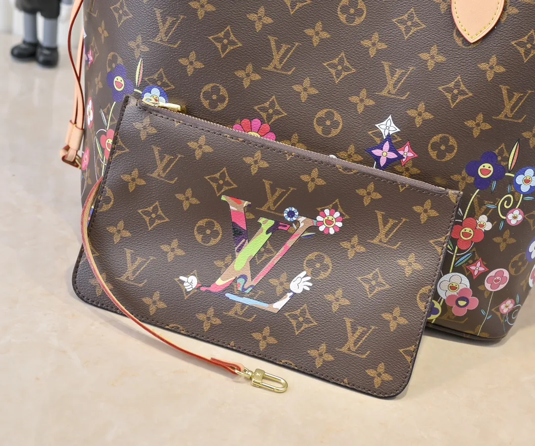 💰260✨【NEVERFULL Medium Handbag】M13271 40995 Presbyopia/Sunflower (Takashi Murakami) Louis Vuitton’s new interpretation of the Xph classic handbag, explore the exquisite details inside the bag. Redesigned interior pockets feature fresh fabric linings and vintage details inspired by the Louis Vuitton archives, most notably the detachable zippered clutch, which can be used on its own as a sophisticated clutch or as an additional pocket. Bright lining tones add a more lively feel to Monogram's classic canvas.  Dimensions: 32 x 29 x 17 cm