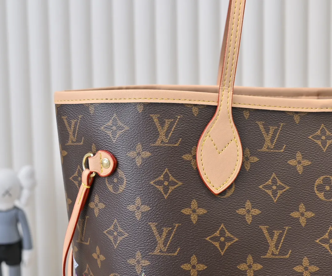 💰260✨【NEVERFULL Medium Handbag】M13271 40995 Presbyopia/Sunflower (Takashi Murakami) Louis Vuitton’s new interpretation of the Xph classic handbag, explore the exquisite details inside the bag. Redesigned interior pockets feature fresh fabric linings and vintage details inspired by the Louis Vuitton archives, most notably the detachable zippered clutch, which can be used on its own as a sophisticated clutch or as an additional pocket. Bright lining tones add a more lively feel to Monogram's classic canvas.  Dimensions: 32 x 29 x 17 cm