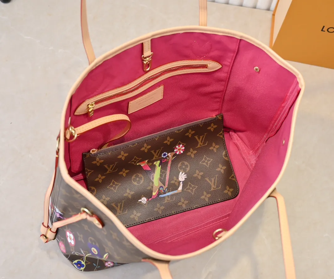 💰260✨【NEVERFULL Medium Handbag】M13271 40995 Presbyopia/Sunflower (Takashi Murakami) Louis Vuitton’s new interpretation of the Xph classic handbag, explore the exquisite details inside the bag. Redesigned interior pockets feature fresh fabric linings and vintage details inspired by the Louis Vuitton archives, most notably the detachable zippered clutch, which can be used on its own as a sophisticated clutch or as an additional pocket. Bright lining tones add a more lively feel to Monogram's classic canvas.  Dimensions: 32 x 29 x 17 cm