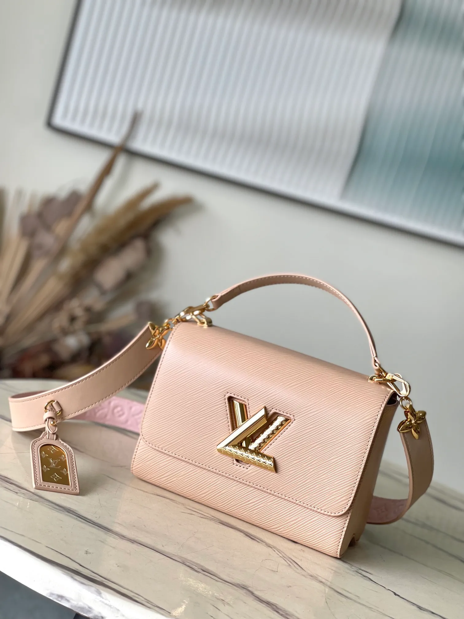 💰1160 (top layer leather) top original order ✨M25361 nude pink This medium Twist handbag has unique embossing of Epi St leather, and the shoulder strap and LV Twist twist lock are embellished with Monogram patterns. An elegant Monogram floral hook connects the body and shoulder strap, and the latter is decorated with a removable Monogram mirror.  23 x 17 x 9.5 cm (length x height x width)