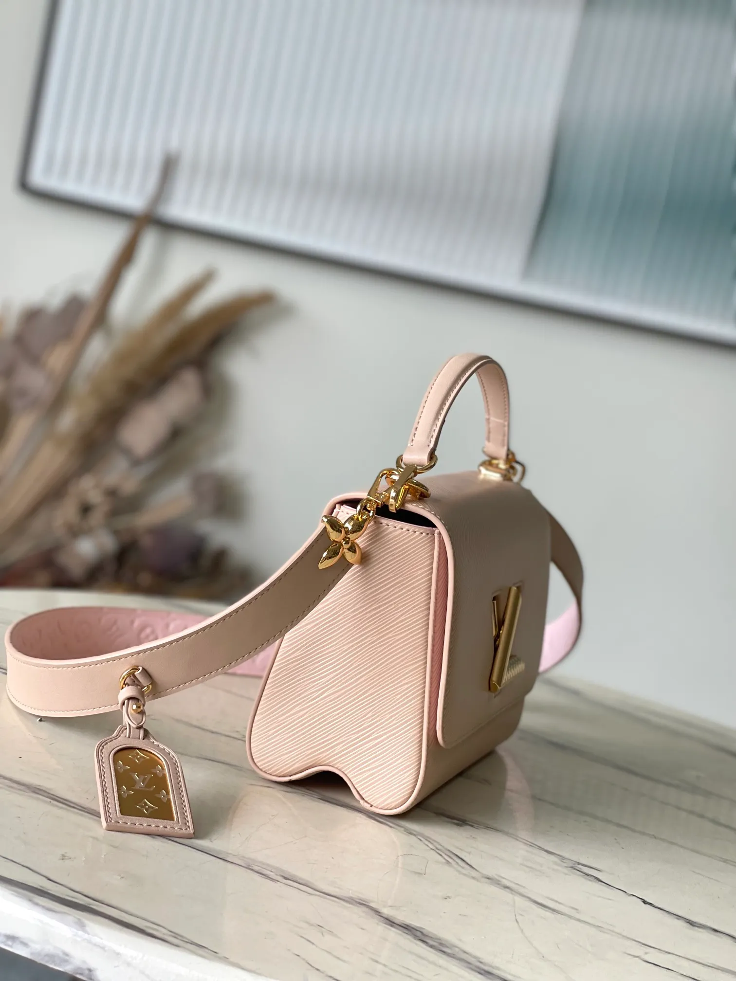 💰1160 (top layer leather) top original order ✨M25361 nude pink This medium Twist handbag has unique embossing of Epi St leather, and the shoulder strap and LV Twist twist lock are embellished with Monogram patterns. An elegant Monogram floral hook connects the body and shoulder strap, and the latter is decorated with a removable Monogram mirror.  23 x 17 x 9.5 cm (length x height x width)