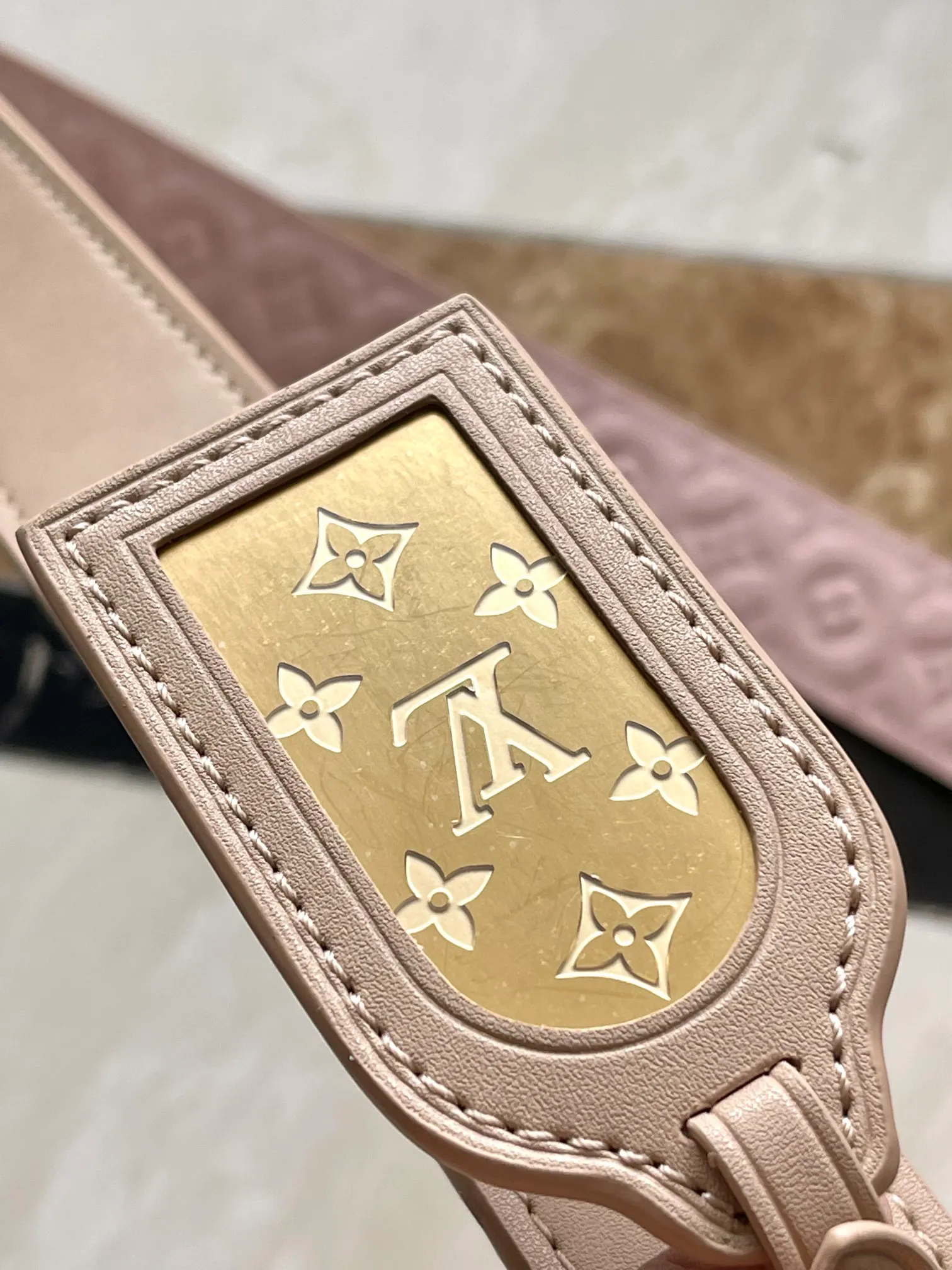 💰1160 (top layer leather) top original order ✨M25361 nude pink This medium Twist handbag has unique embossing of Epi St leather, and the shoulder strap and LV Twist twist lock are embellished with Monogram patterns. An elegant Monogram floral hook connects the body and shoulder strap, and the latter is decorated with a removable Monogram mirror.  23 x 17 x 9.5 cm (length x height x width)