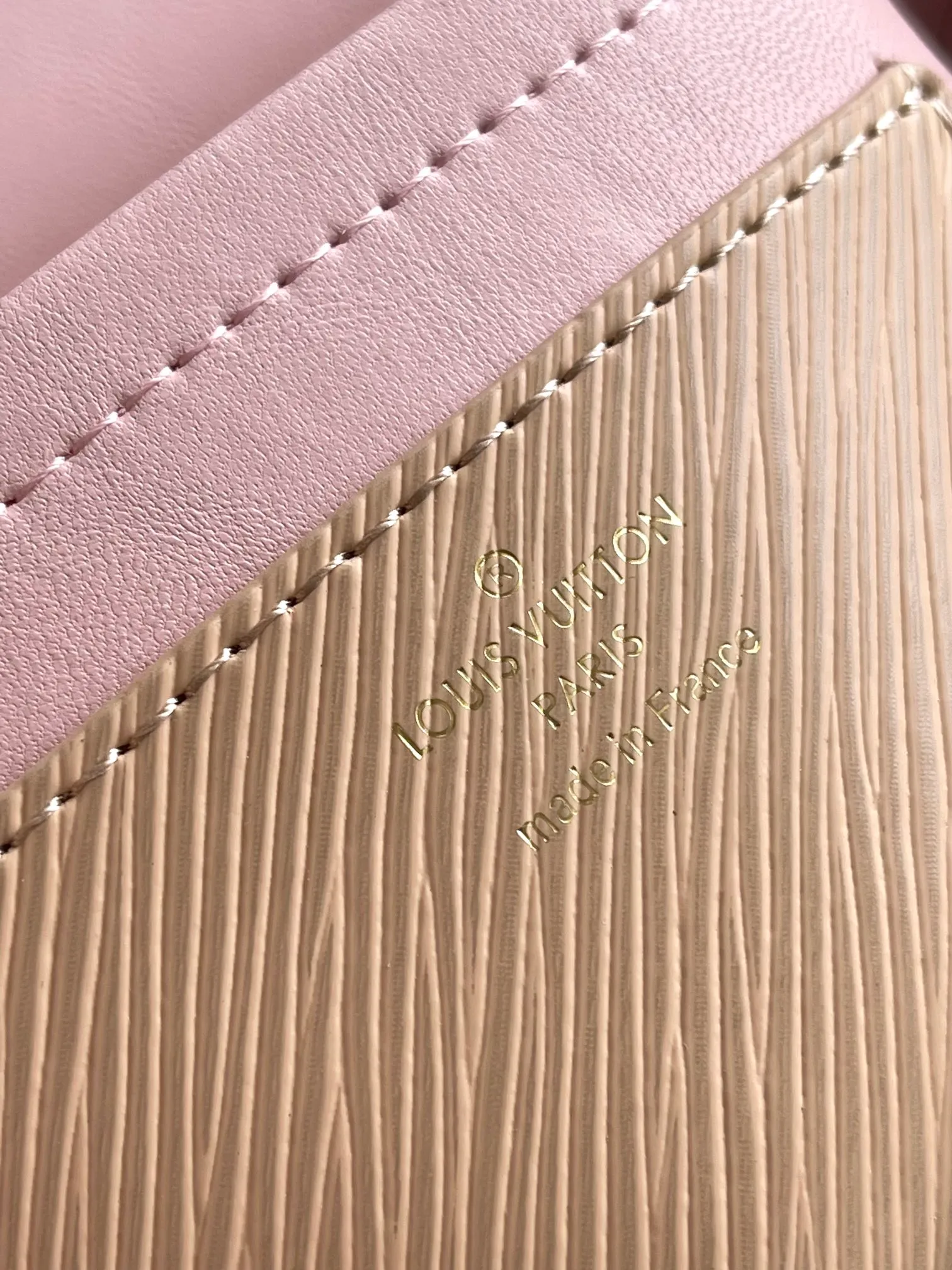 💰1160 (top layer leather) top original order ✨M25361 nude pink This medium Twist handbag has unique embossing of Epi St leather, and the shoulder strap and LV Twist twist lock are embellished with Monogram patterns. An elegant Monogram floral hook connects the body and shoulder strap, and the latter is decorated with a removable Monogram mirror.  23 x 17 x 9.5 cm (length x height x width)