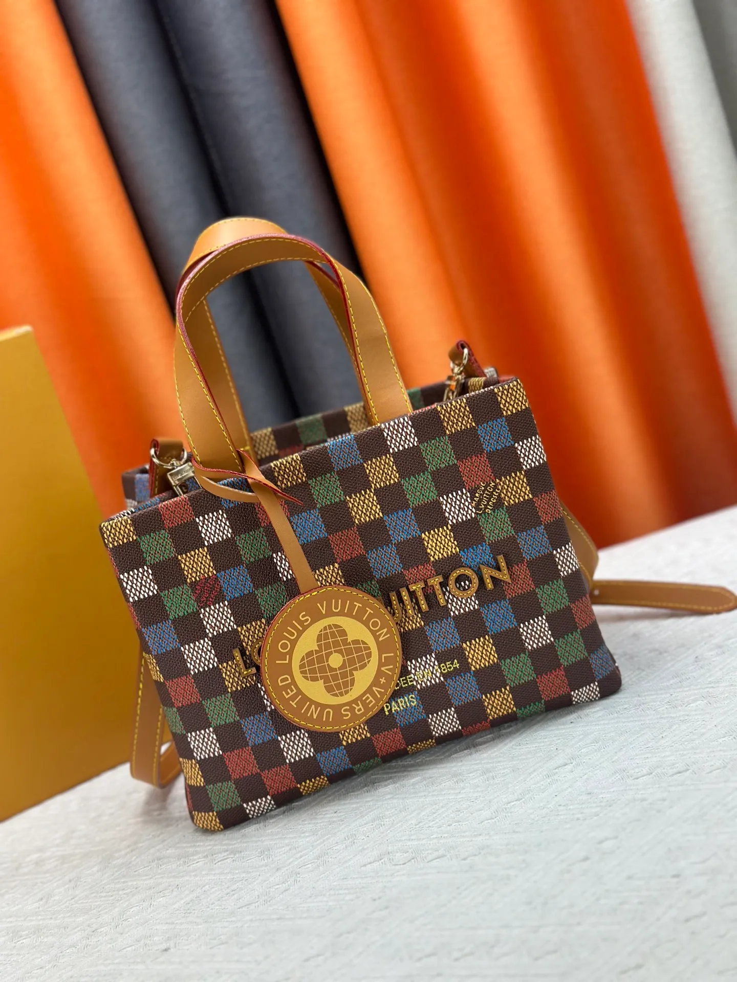 P280 M13940 Black Check Presbyopia Orange Black Green Pink PHARREL and NIGO collection’s joint series top original order This Shopper medium handbag draws inspiration from Louis Vuitton shopping bags, with the words Louis Vuitton and Maison Fondée En 1854 written on soft cow leather, with a top handle and a detachable shoulder strap. 25x19x11 • Cow leather • Cow leather trim • Textile lining • Metal hardware • Musketon closure • Main compartment • Zip pocket • Double patch pockets • Handles: Double handle