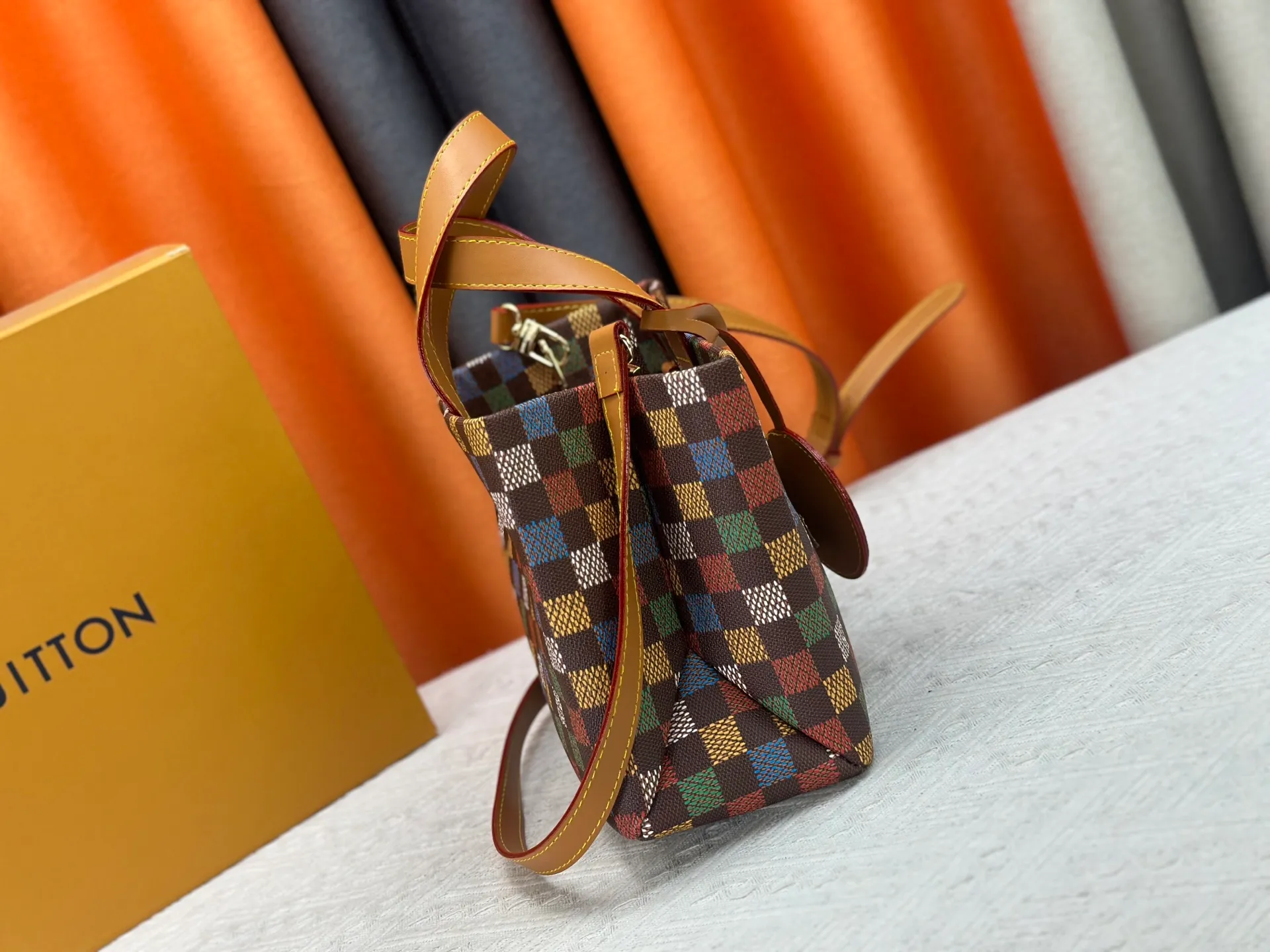 P280 M13940 Black Check Presbyopia Orange Black Green Pink PHARREL and NIGO collection’s joint series top original order This Shopper medium handbag draws inspiration from Louis Vuitton shopping bags, with the words Louis Vuitton and Maison Fondée En 1854 written on soft cow leather, with a top handle and a detachable shoulder strap. 25x19x11 • Cow leather • Cow leather trim • Textile lining • Metal hardware • Musketon closure • Main compartment • Zip pocket • Double patch pockets • Handles: Double handle