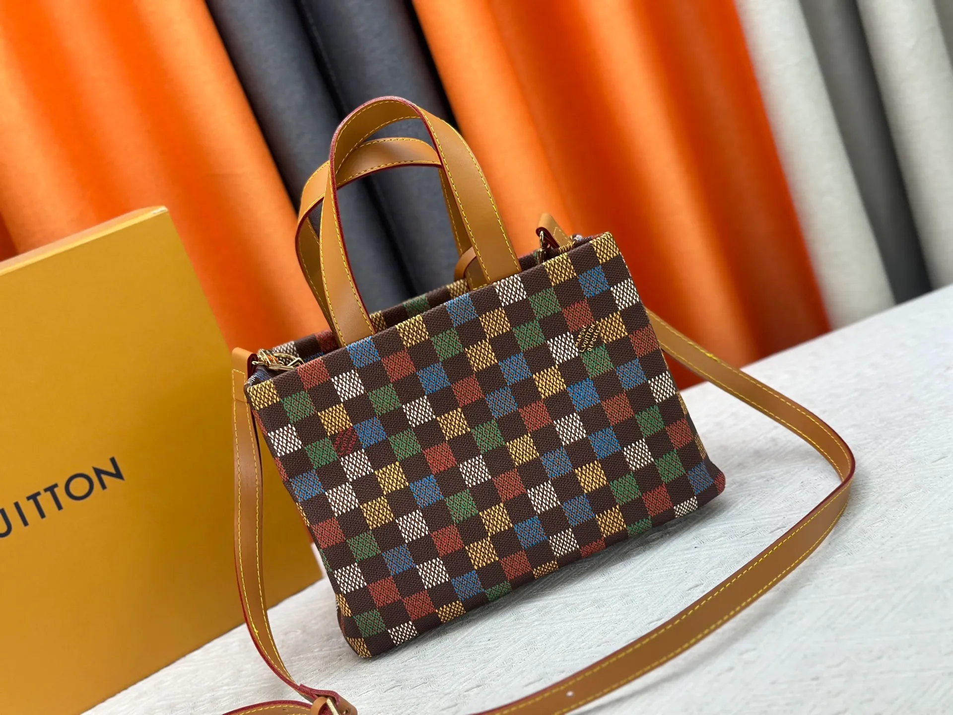 P280 M13940 Black Check Presbyopia Orange Black Green Pink PHARREL and NIGO collection’s joint series top original order This Shopper medium handbag draws inspiration from Louis Vuitton shopping bags, with the words Louis Vuitton and Maison Fondée En 1854 written on soft cow leather, with a top handle and a detachable shoulder strap. 25x19x11 • Cow leather • Cow leather trim • Textile lining • Metal hardware • Musketon closure • Main compartment • Zip pocket • Double patch pockets • Handles: Double handle