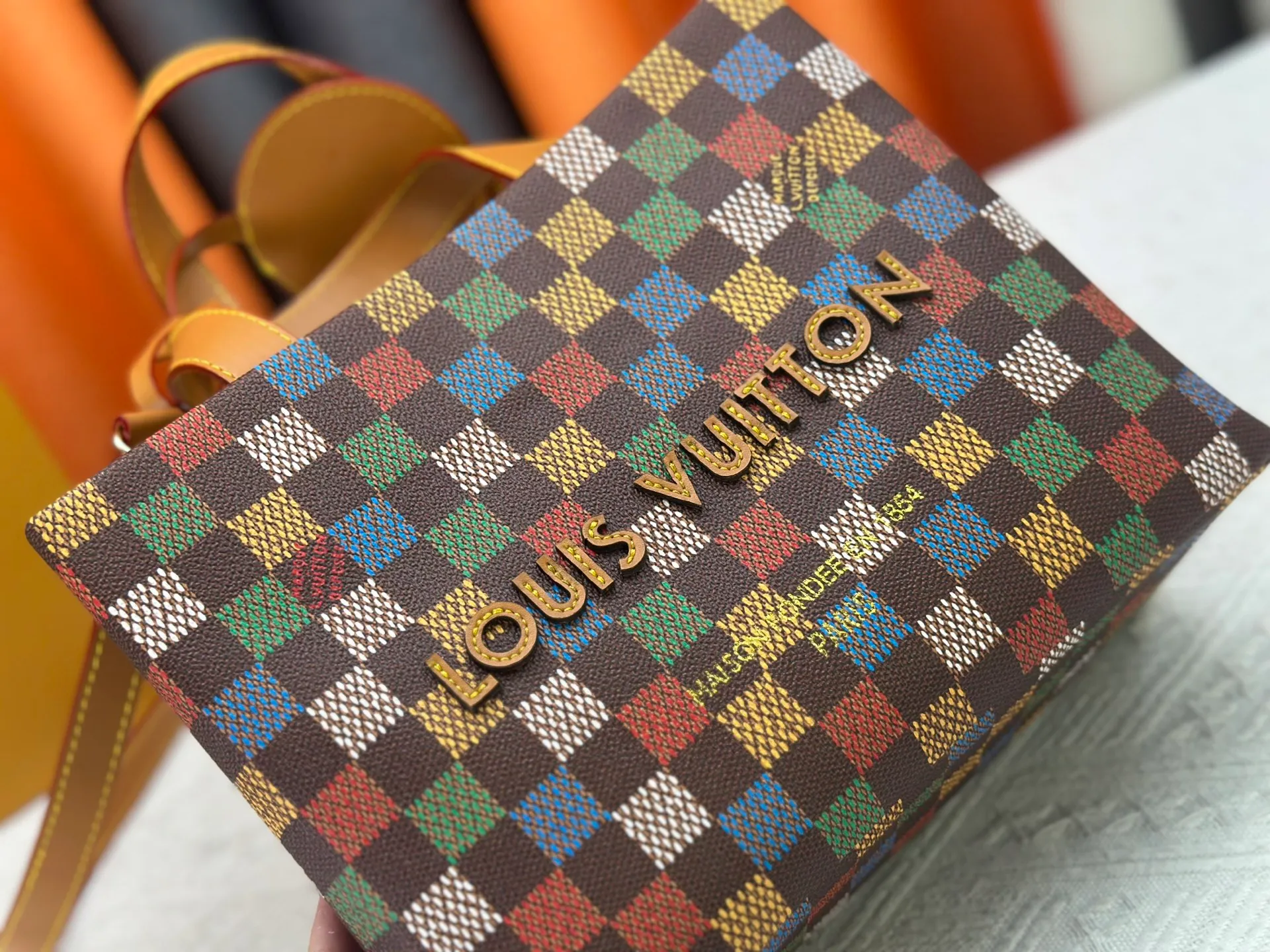 P280 M13940 Black Check Presbyopia Orange Black Green Pink PHARREL and NIGO collection’s joint series top original order This Shopper medium handbag draws inspiration from Louis Vuitton shopping bags, with the words Louis Vuitton and Maison Fondée En 1854 written on soft cow leather, with a top handle and a detachable shoulder strap. 25x19x11 • Cow leather • Cow leather trim • Textile lining • Metal hardware • Musketon closure • Main compartment • Zip pocket • Double patch pockets • Handles: Double handle