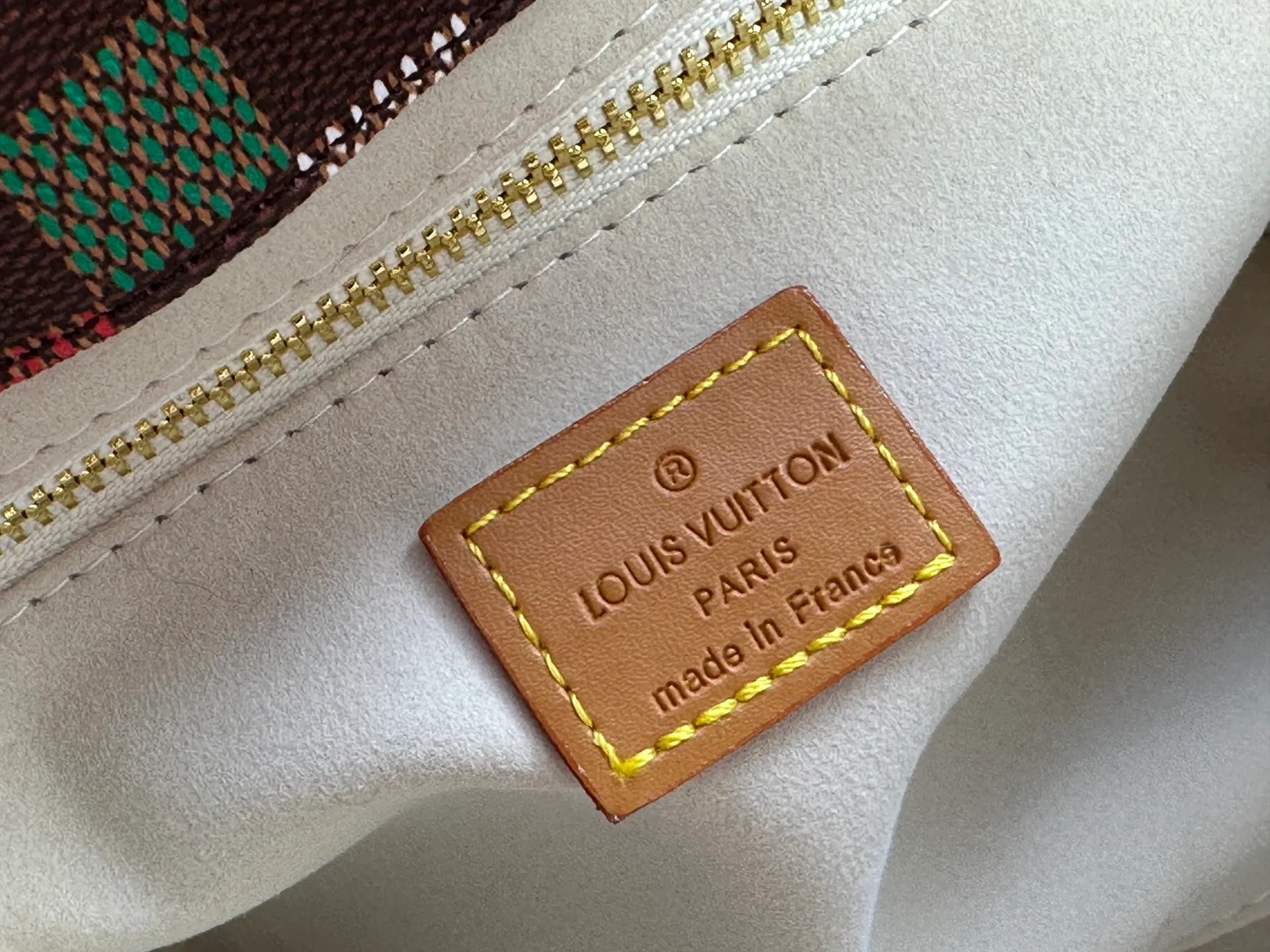 P280 M13940 Black Check Presbyopia Orange Black Green Pink PHARREL and NIGO collection’s joint series top original order This Shopper medium handbag draws inspiration from Louis Vuitton shopping bags, with the words Louis Vuitton and Maison Fondée En 1854 written on soft cow leather, with a top handle and a detachable shoulder strap. 25x19x11 • Cow leather • Cow leather trim • Textile lining • Metal hardware • Musketon closure • Main compartment • Zip pocket • Double patch pockets • Handles: Double handle