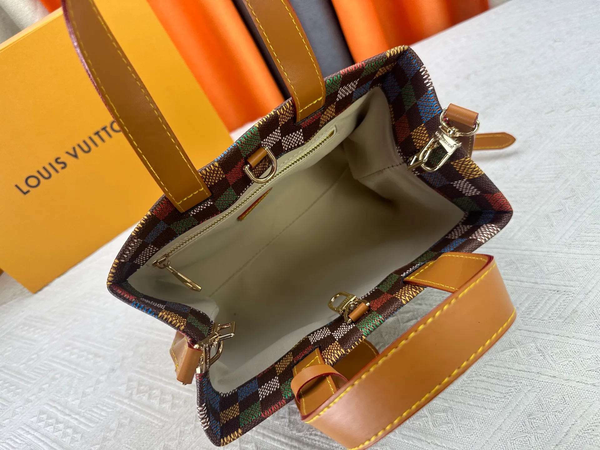 P280 M13940 Black Check Presbyopia Orange Black Green Pink PHARREL and NIGO collection’s joint series top original order This Shopper medium handbag draws inspiration from Louis Vuitton shopping bags, with the words Louis Vuitton and Maison Fondée En 1854 written on soft cow leather, with a top handle and a detachable shoulder strap. 25x19x11 • Cow leather • Cow leather trim • Textile lining • Metal hardware • Musketon closure • Main compartment • Zip pocket • Double patch pockets • Handles: Double handle