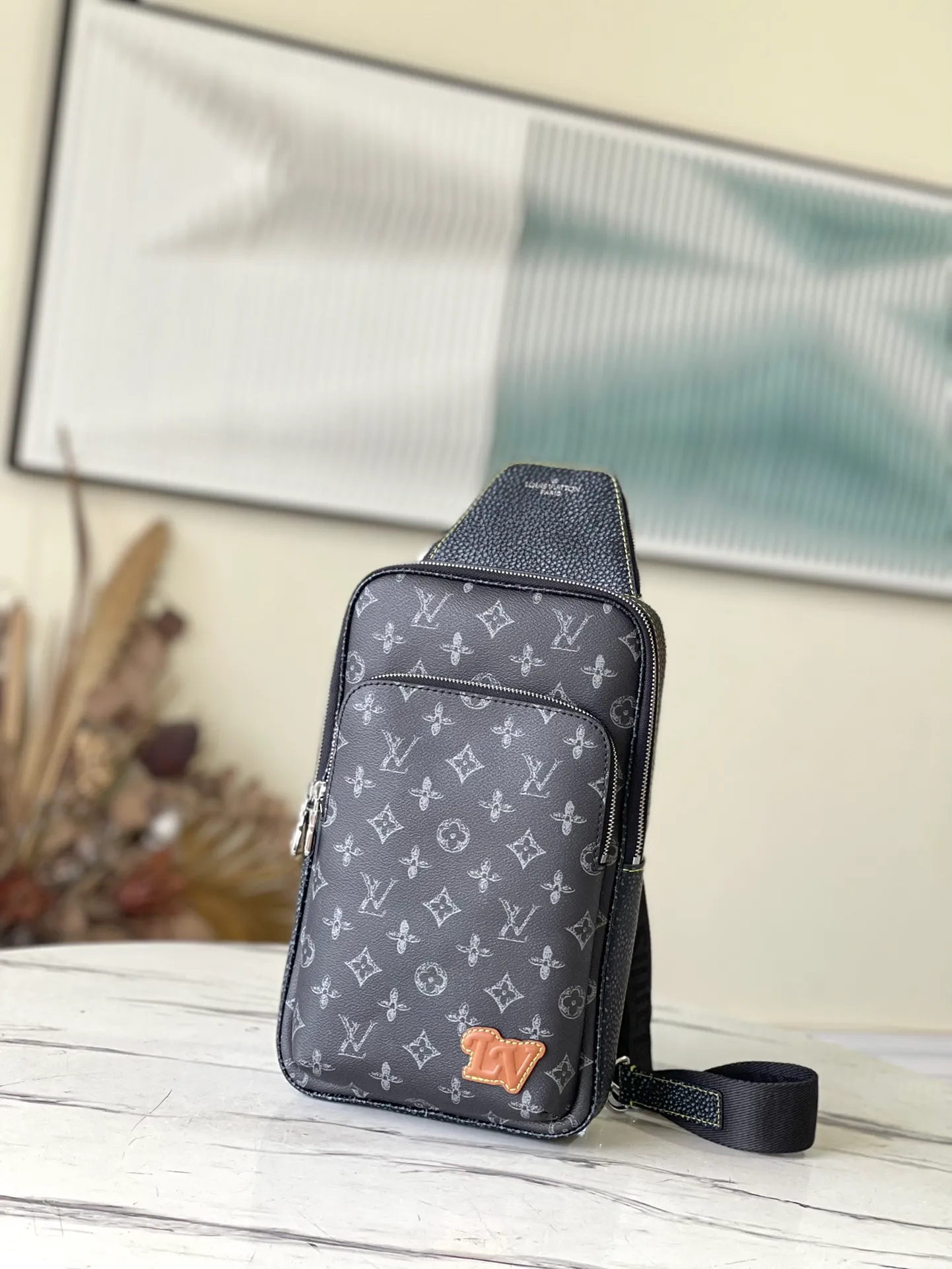 💰900 Top Original M46344 AVENUE Shoulder Bag The Avenue shoulder bag made of Damier Graphite canvas is the perfect companion for urban life: small and fashionable, showing a casual and uninhibited attitude. "Smart" shoulder strap design, suitable for carrying on the left or right shoulder. The shape design improves the carrying comfort; the double zipper opening and closing design ensures that valuables are securely placed. Dimensions: 20 x 31 x 10cm