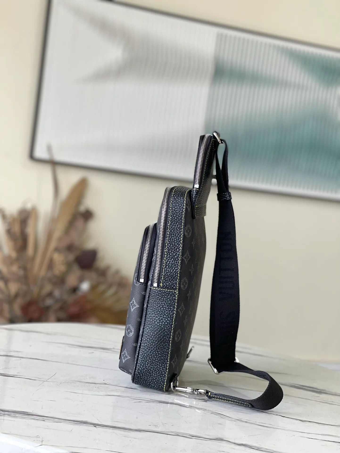 💰900 Top Original M46344 AVENUE Shoulder Bag The Avenue shoulder bag made of Damier Graphite canvas is the perfect companion for urban life: small and fashionable, showing a casual and uninhibited attitude. "Smart" shoulder strap design, suitable for carrying on the left or right shoulder. The shape design improves the carrying comfort; the double zipper opening and closing design ensures that valuables are securely placed. Dimensions: 20 x 31 x 10cm