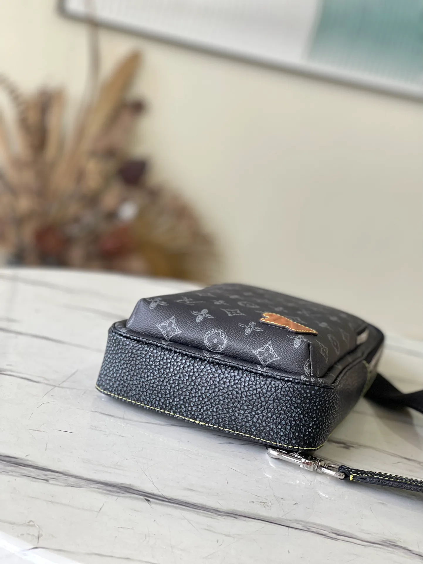 💰900 Top Original M46344 AVENUE Shoulder Bag The Avenue shoulder bag made of Damier Graphite canvas is the perfect companion for urban life: small and fashionable, showing a casual and uninhibited attitude. "Smart" shoulder strap design, suitable for carrying on the left or right shoulder. The shape design improves the carrying comfort; the double zipper opening and closing design ensures that valuables are securely placed. Dimensions: 20 x 31 x 10cm