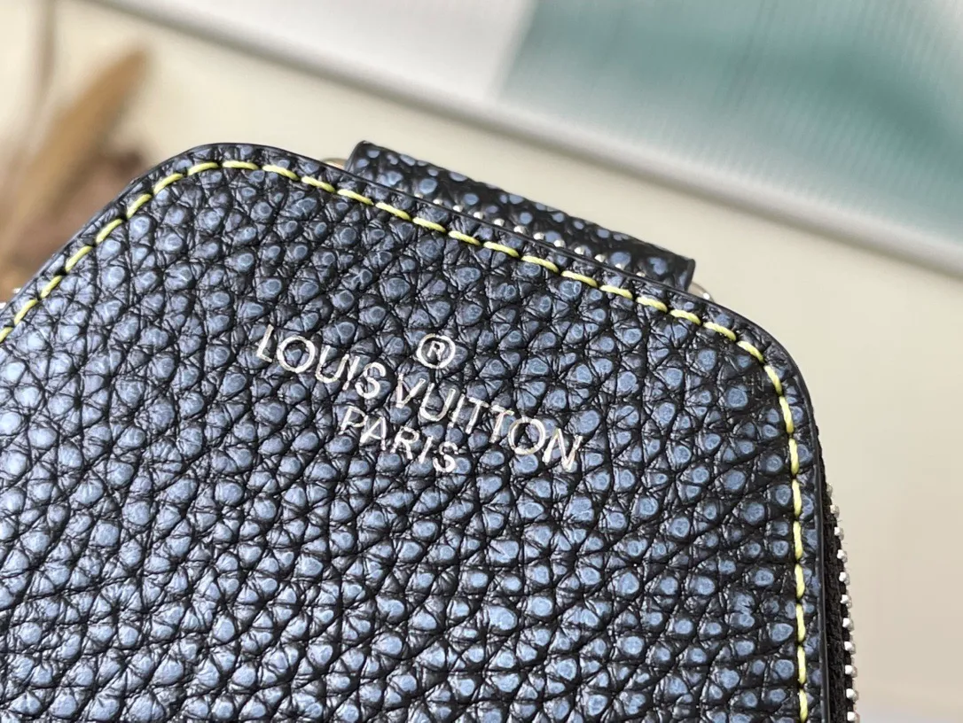 💰900 Top Original M46344 AVENUE Shoulder Bag The Avenue shoulder bag made of Damier Graphite canvas is the perfect companion for urban life: small and fashionable, showing a casual and uninhibited attitude. "Smart" shoulder strap design, suitable for carrying on the left or right shoulder. The shape design improves the carrying comfort; the double zipper opening and closing design ensures that valuables are securely placed. Dimensions: 20 x 31 x 10cm