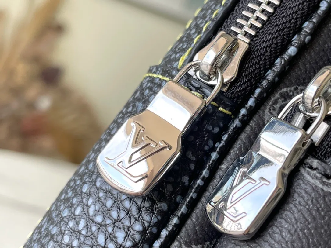💰900 Top Original M46344 AVENUE Shoulder Bag The Avenue shoulder bag made of Damier Graphite canvas is the perfect companion for urban life: small and fashionable, showing a casual and uninhibited attitude. "Smart" shoulder strap design, suitable for carrying on the left or right shoulder. The shape design improves the carrying comfort; the double zipper opening and closing design ensures that valuables are securely placed. Dimensions: 20 x 31 x 10cm