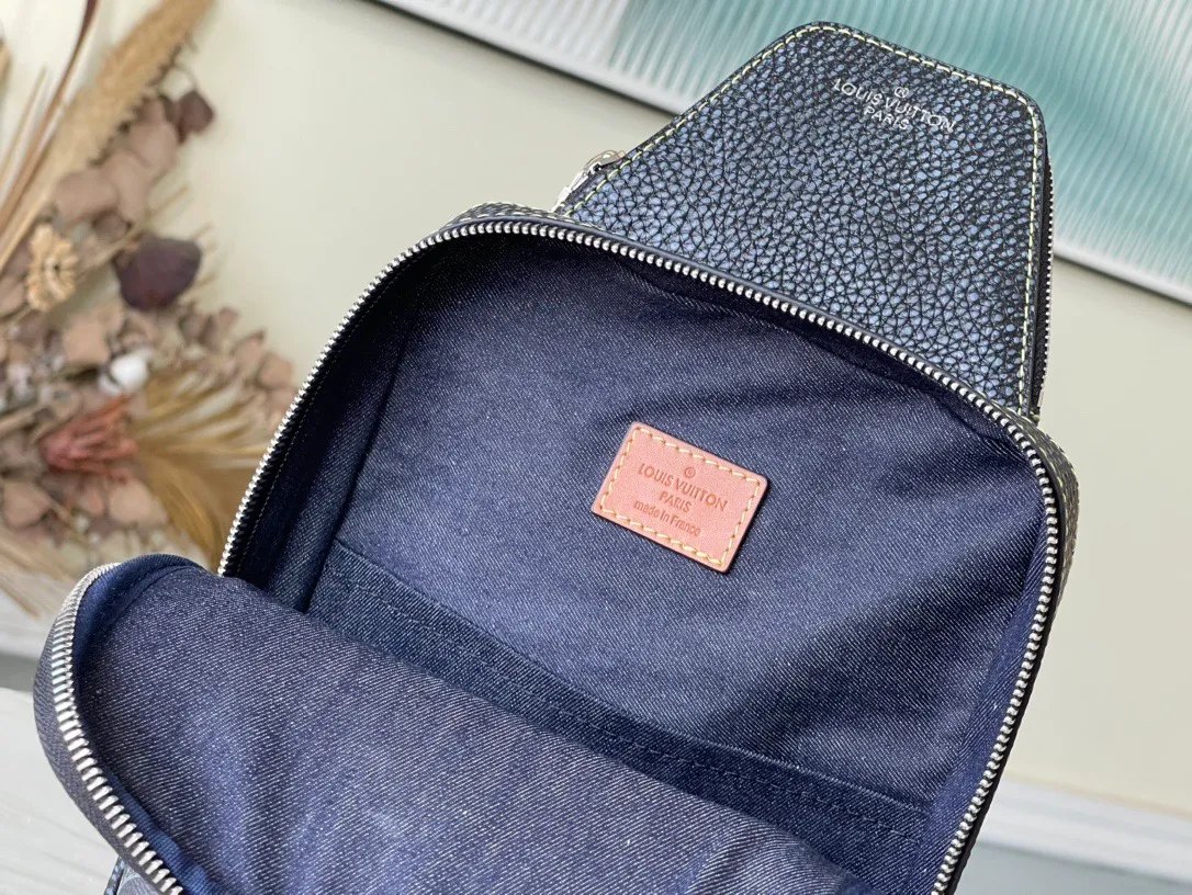 💰900 Top Original M46344 AVENUE Shoulder Bag The Avenue shoulder bag made of Damier Graphite canvas is the perfect companion for urban life: small and fashionable, showing a casual and uninhibited attitude. "Smart" shoulder strap design, suitable for carrying on the left or right shoulder. The shape design improves the carrying comfort; the double zipper opening and closing design ensures that valuables are securely placed. Dimensions: 20 x 31 x 10cm