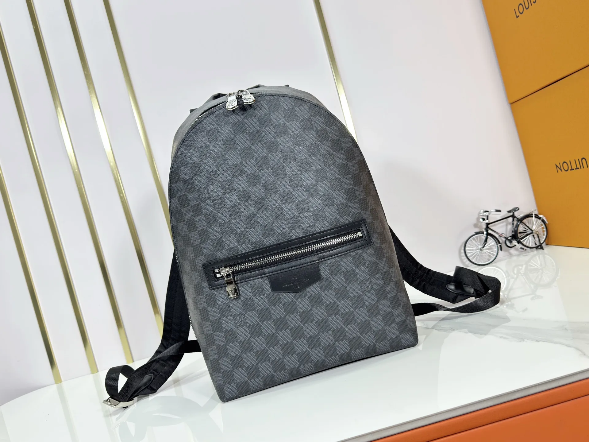 P300 upgraded original M14020 black flower. Lime green. Presbyopia. Black check This Discovery Slim double shoulder bag is made of Monogram Eclipse coated canvas. It has a compact structure and can be integrated into the laptop pocket. It can easily be used in business, leisure or leisure occasions with a trendy attitude. The adjustable shoulder straps with fabric lining enhance the comfortable carrying experience, and the zippered front pocket makes it easy to store daily necessities. Size:38x13x28cm