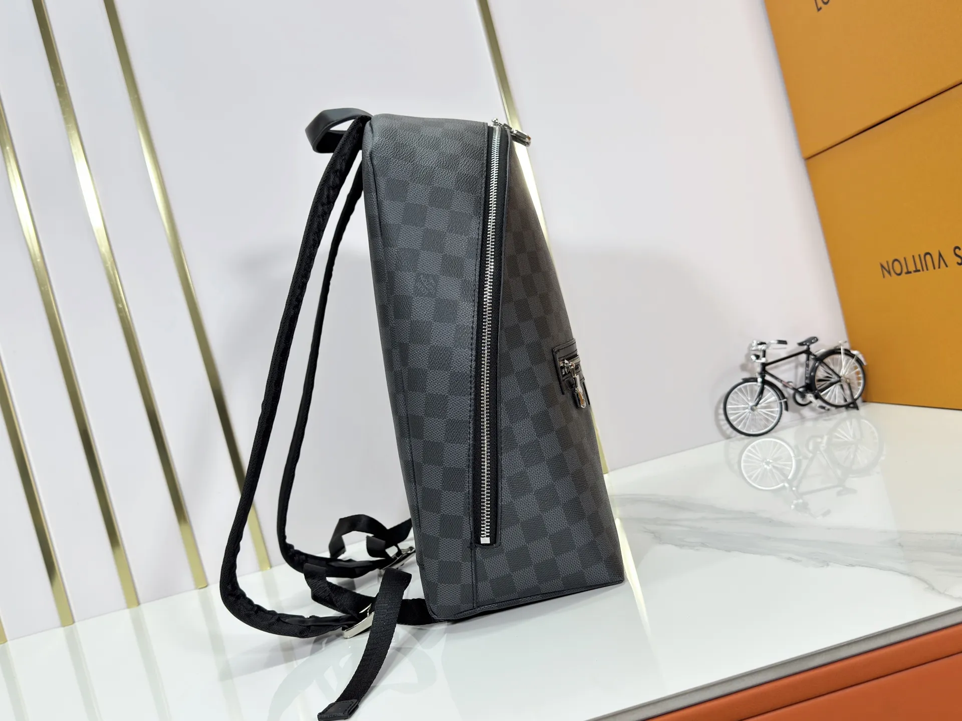 P300 upgraded original M14020 black flower. Lime green. Presbyopia. Black check This Discovery Slim double shoulder bag is made of Monogram Eclipse coated canvas. It has a compact structure and can be integrated into the laptop pocket. It can easily be used in business, leisure or leisure occasions with a trendy attitude. The adjustable shoulder straps with fabric lining enhance the comfortable carrying experience, and the zippered front pocket makes it easy to store daily necessities. Size:38x13x28cm