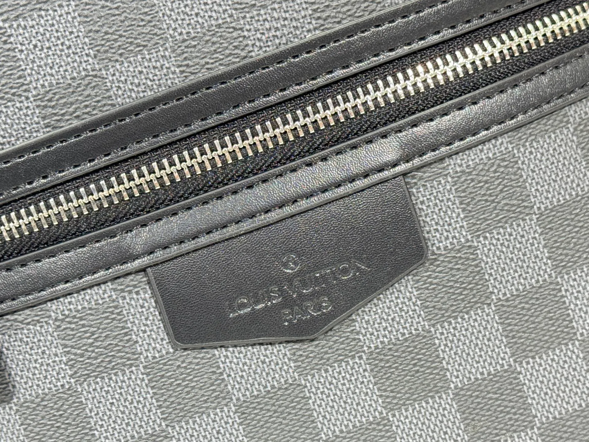 P300 upgraded original M14020 black flower. Lime green. Presbyopia. Black check This Discovery Slim double shoulder bag is made of Monogram Eclipse coated canvas. It has a compact structure and can be integrated into the laptop pocket. It can easily be used in business, leisure or leisure occasions with a trendy attitude. The adjustable shoulder straps with fabric lining enhance the comfortable carrying experience, and the zippered front pocket makes it easy to store daily necessities. Size:38x13x28cm
