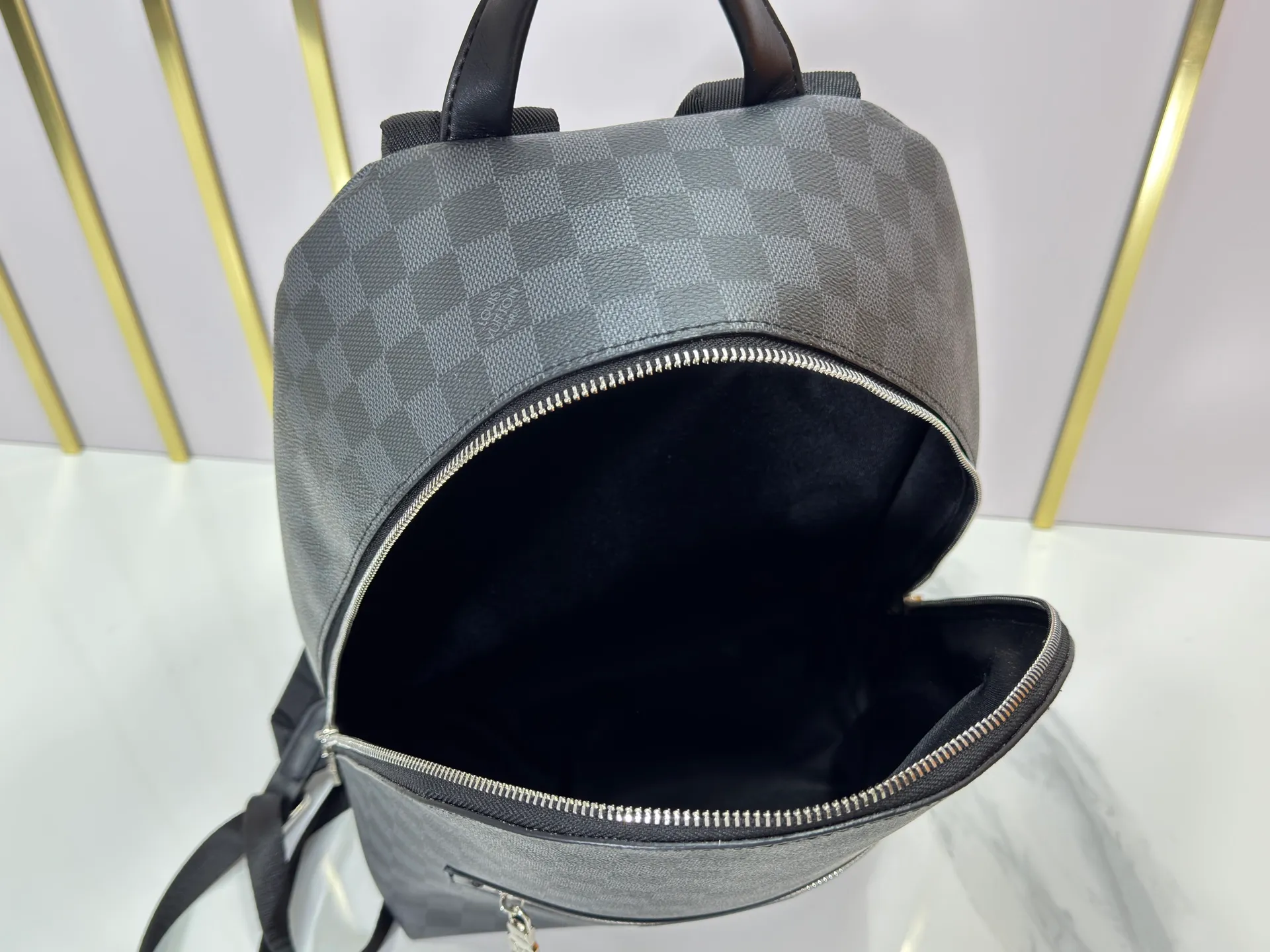 P300 upgraded original M14020 black flower. Lime green. Presbyopia. Black check This Discovery Slim double shoulder bag is made of Monogram Eclipse coated canvas. It has a compact structure and can be integrated into the laptop pocket. It can easily be used in business, leisure or leisure occasions with a trendy attitude. The adjustable shoulder straps with fabric lining enhance the comfortable carrying experience, and the zippered front pocket makes it easy to store daily necessities. Size:38x13x28cm