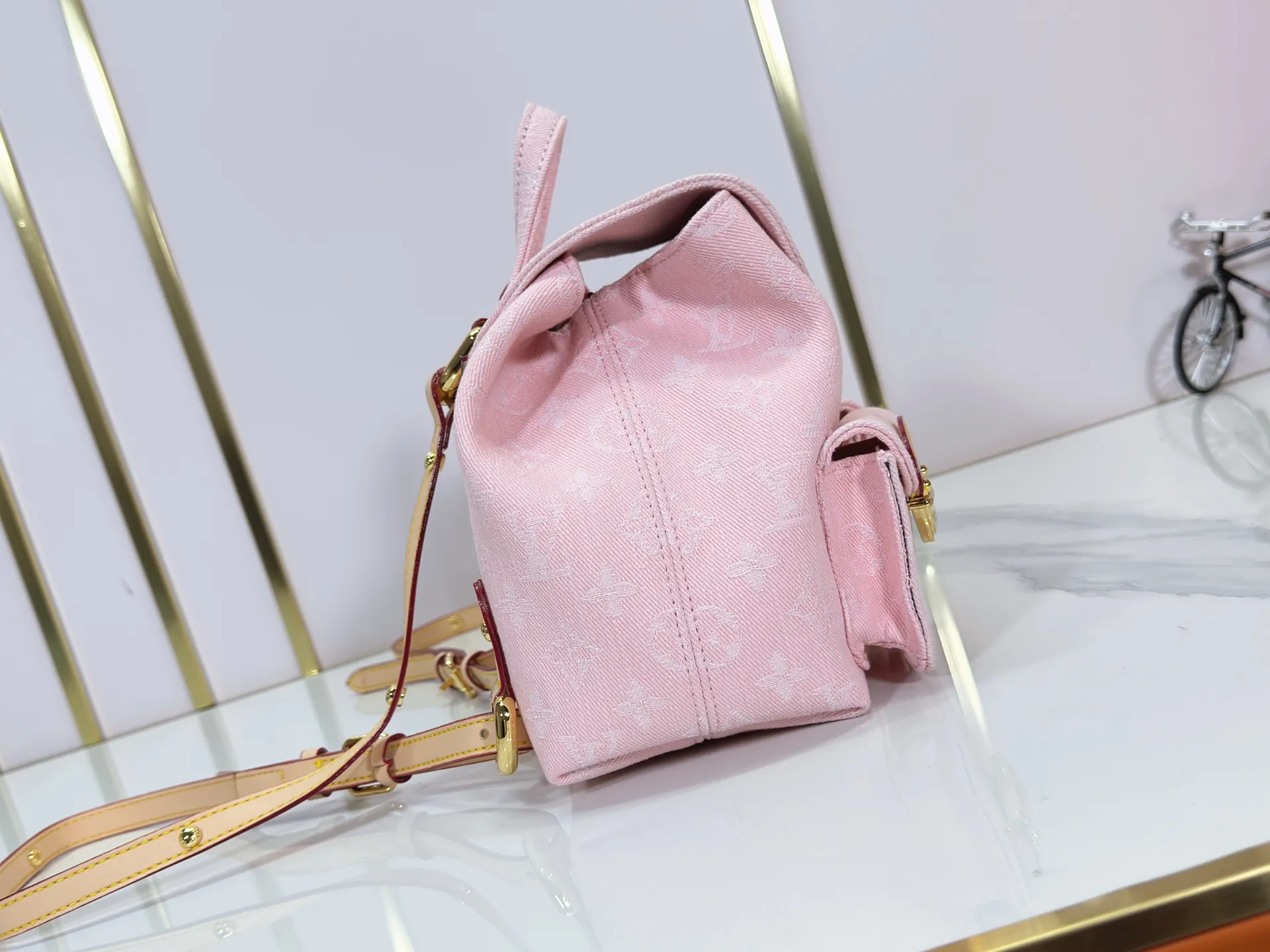 P300 Upgraded original version [Original single fabric, original upgraded version quality] M13031 M46836 M13081 This Venice backpack returns to the new season with the classic Monogram Denim pattern. It uses plain cotton cloth as the base, and then uses exquisite washing technology to create a slightly shiny visual effect. The metal buckle and front pocket upgrade the modern style, and the adjustable shoulder strap provides a comfortable carrying experience. Dimensions: 24.0 x 26.0 x 7.0 cm (length x height x width)