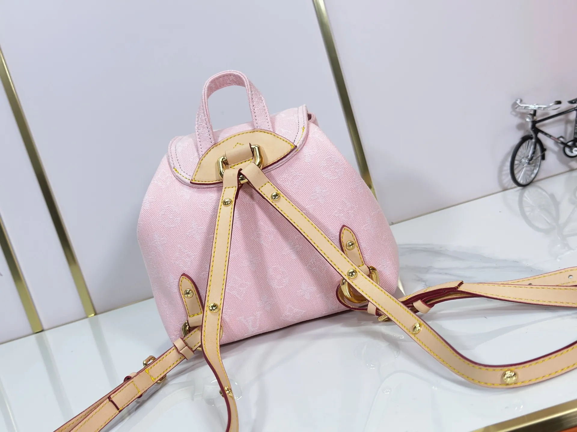 P300 Upgraded original version [Original single fabric, original upgraded version quality] M13031 M46836 M13081 This Venice backpack returns to the new season with the classic Monogram Denim pattern. It uses plain cotton cloth as the base, and then uses exquisite washing technology to create a slightly shiny visual effect. The metal buckle and front pocket upgrade the modern style, and the adjustable shoulder strap provides a comfortable carrying experience. Dimensions: 24.0 x 26.0 x 7.0 cm (length x height x width)
