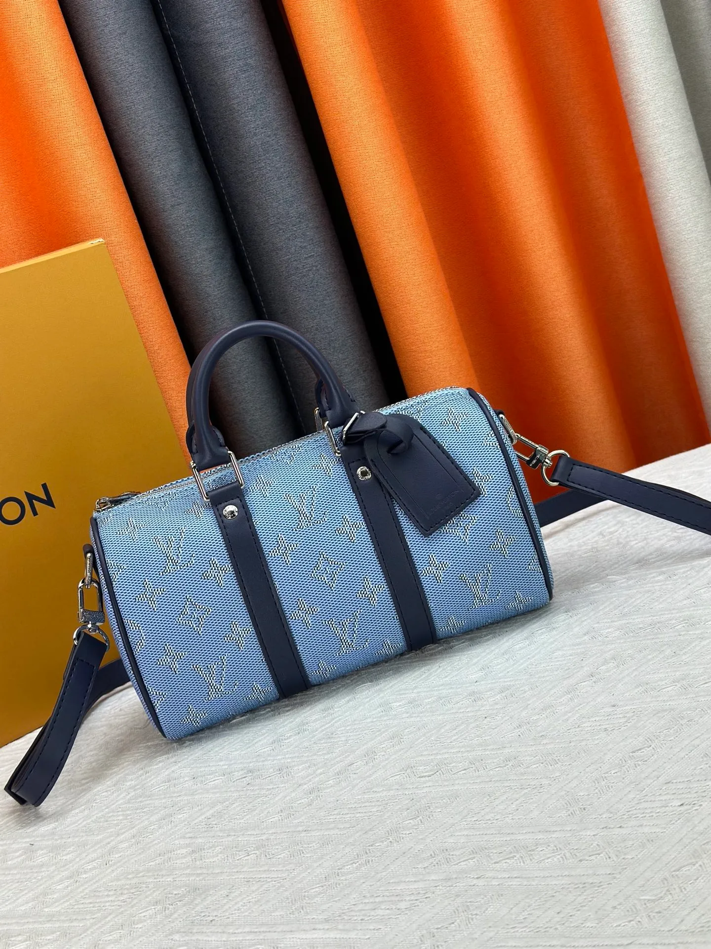 P250 Upgraded Original M14078 M01942 M15076 M24434 M46271 M20900 M46249 This handbag condenses the classic silhouette of the Keepall travel bag. It is made of Monogram embossed Taurillon leather. Its compact shape is suitable for storing small items such as mobile phones and wallets. With its clever use of leather handles and detachable shoulder strap, it's easy to carry with you in trendy style. Detailed features Dimensions: 25✘15✘11 cm