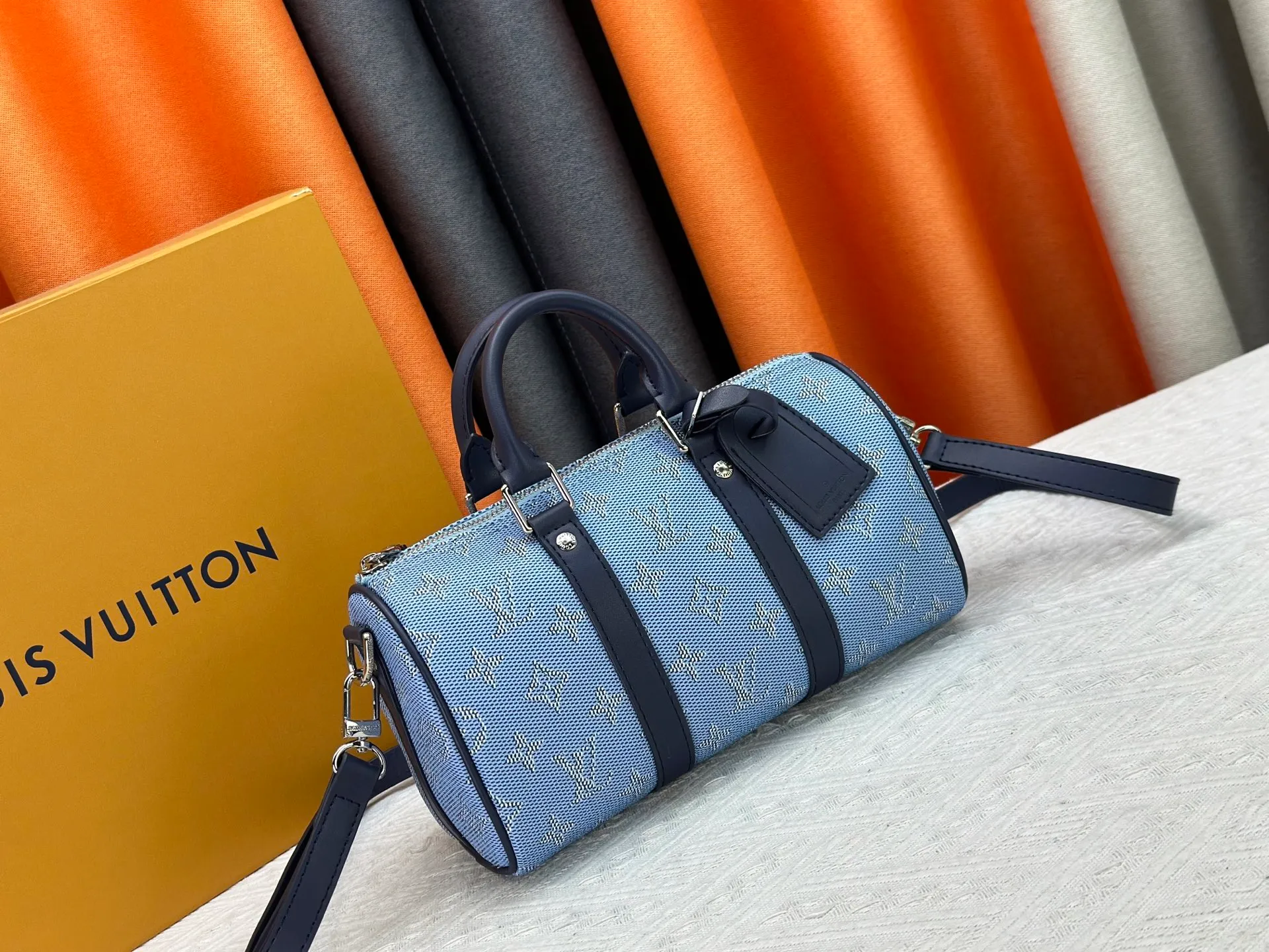 P250 Upgraded Original M14078 M01942 M15076 M24434 M46271 M20900 M46249 This handbag condenses the classic silhouette of the Keepall travel bag. It is made of Monogram embossed Taurillon leather. Its compact shape is suitable for storing small items such as mobile phones and wallets. With its clever use of leather handles and detachable shoulder strap, it's easy to carry with you in trendy style. Detailed features Dimensions: 25✘15✘11 cm