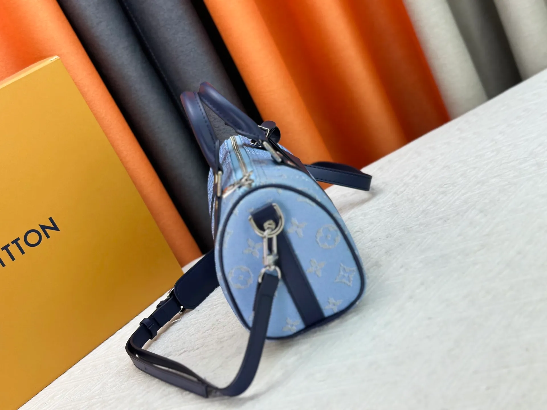 P250 Upgraded Original M14078 M01942 M15076 M24434 M46271 M20900 M46249 This handbag condenses the classic silhouette of the Keepall travel bag. It is made of Monogram embossed Taurillon leather. Its compact shape is suitable for storing small items such as mobile phones and wallets. With its clever use of leather handles and detachable shoulder strap, it's easy to carry with you in trendy style. Detailed features Dimensions: 25✘15✘11 cm