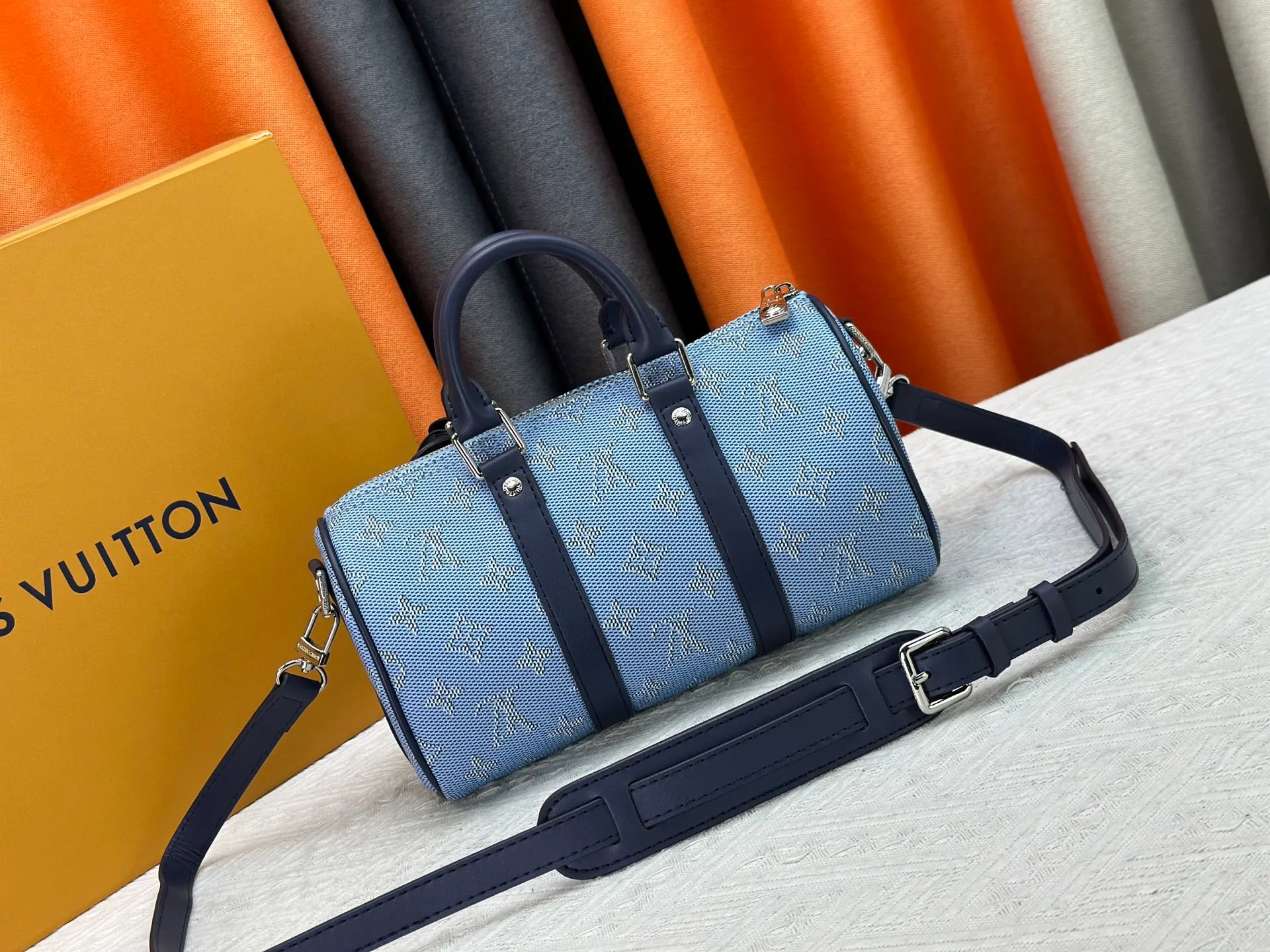P250 Upgraded Original M14078 M01942 M15076 M24434 M46271 M20900 M46249 This handbag condenses the classic silhouette of the Keepall travel bag. It is made of Monogram embossed Taurillon leather. Its compact shape is suitable for storing small items such as mobile phones and wallets. With its clever use of leather handles and detachable shoulder strap, it's easy to carry with you in trendy style. Detailed features Dimensions: 25✘15✘11 cm