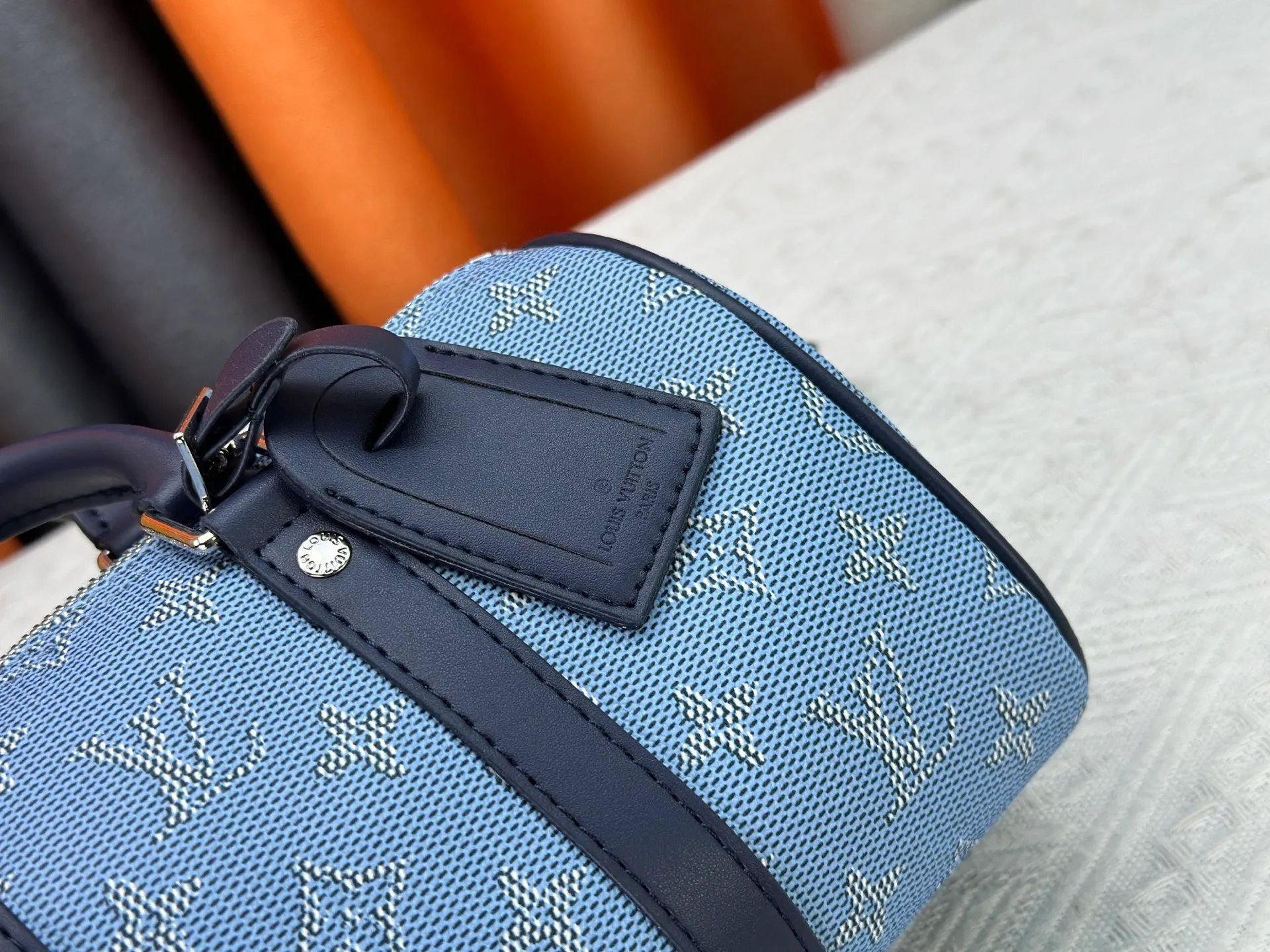 P250 Upgraded Original M14078 M01942 M15076 M24434 M46271 M20900 M46249 This handbag condenses the classic silhouette of the Keepall travel bag. It is made of Monogram embossed Taurillon leather. Its compact shape is suitable for storing small items such as mobile phones and wallets. With its clever use of leather handles and detachable shoulder strap, it's easy to carry with you in trendy style. Detailed features Dimensions: 25✘15✘11 cm
